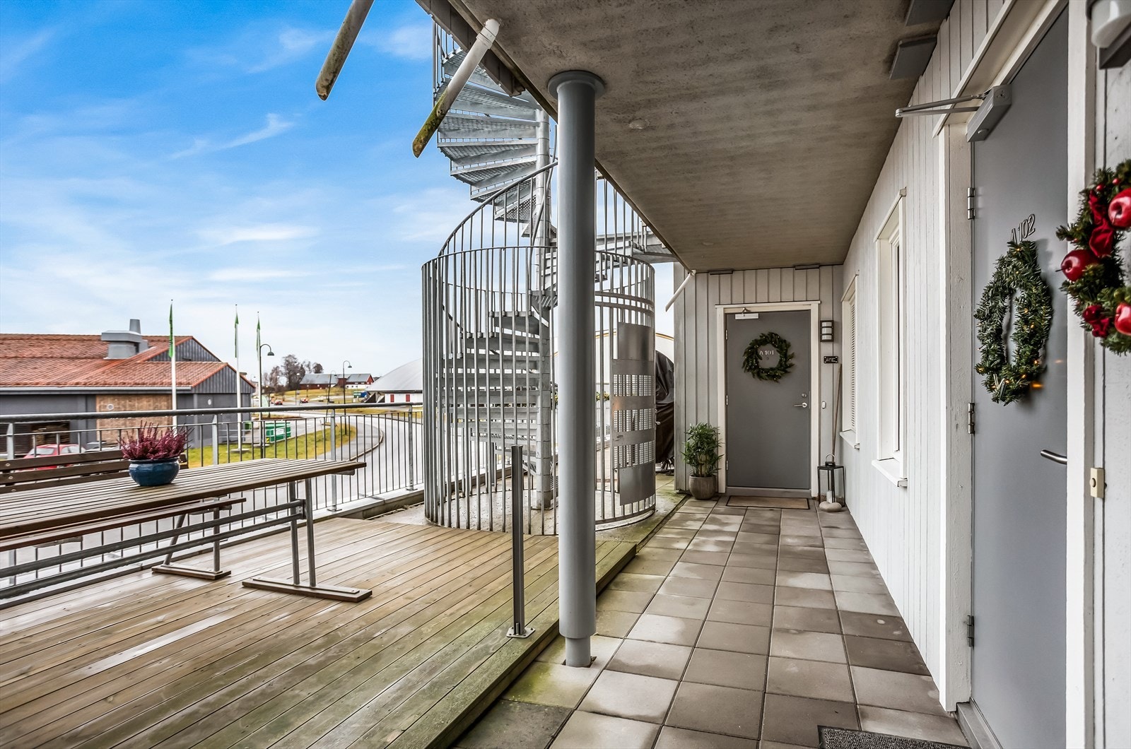 Leiligheten har adkomst via en bred og overbygget svalgang. Galleribilde