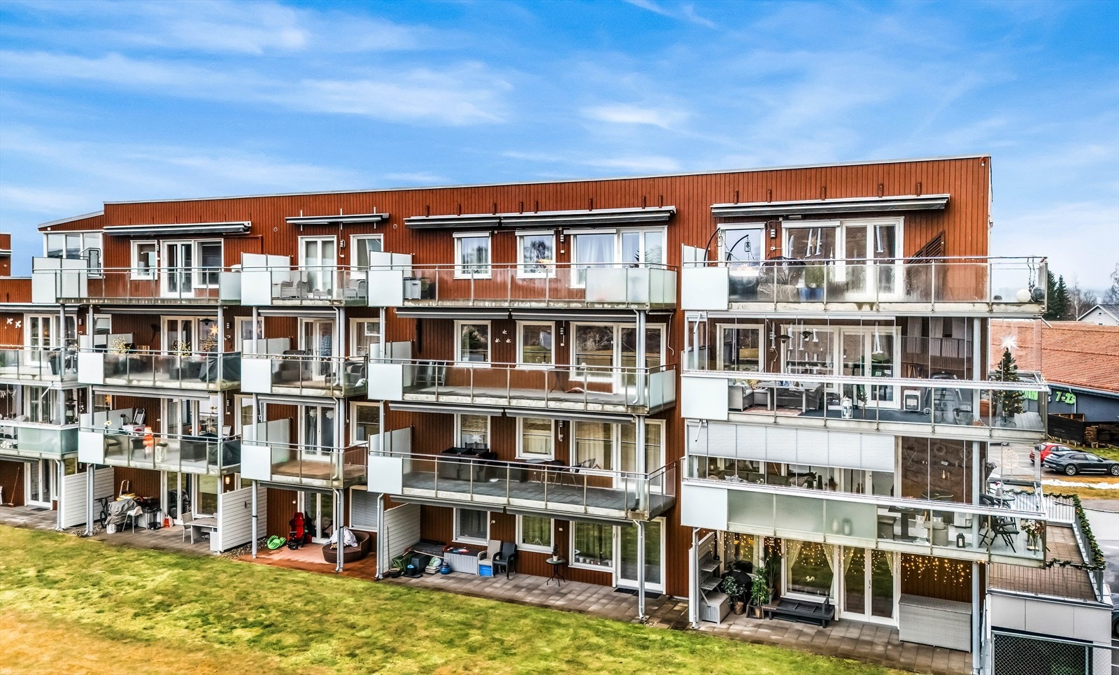 Leilighetene er fordelt over flere etasjer med private balkonger eller terrasser. Galleribilde