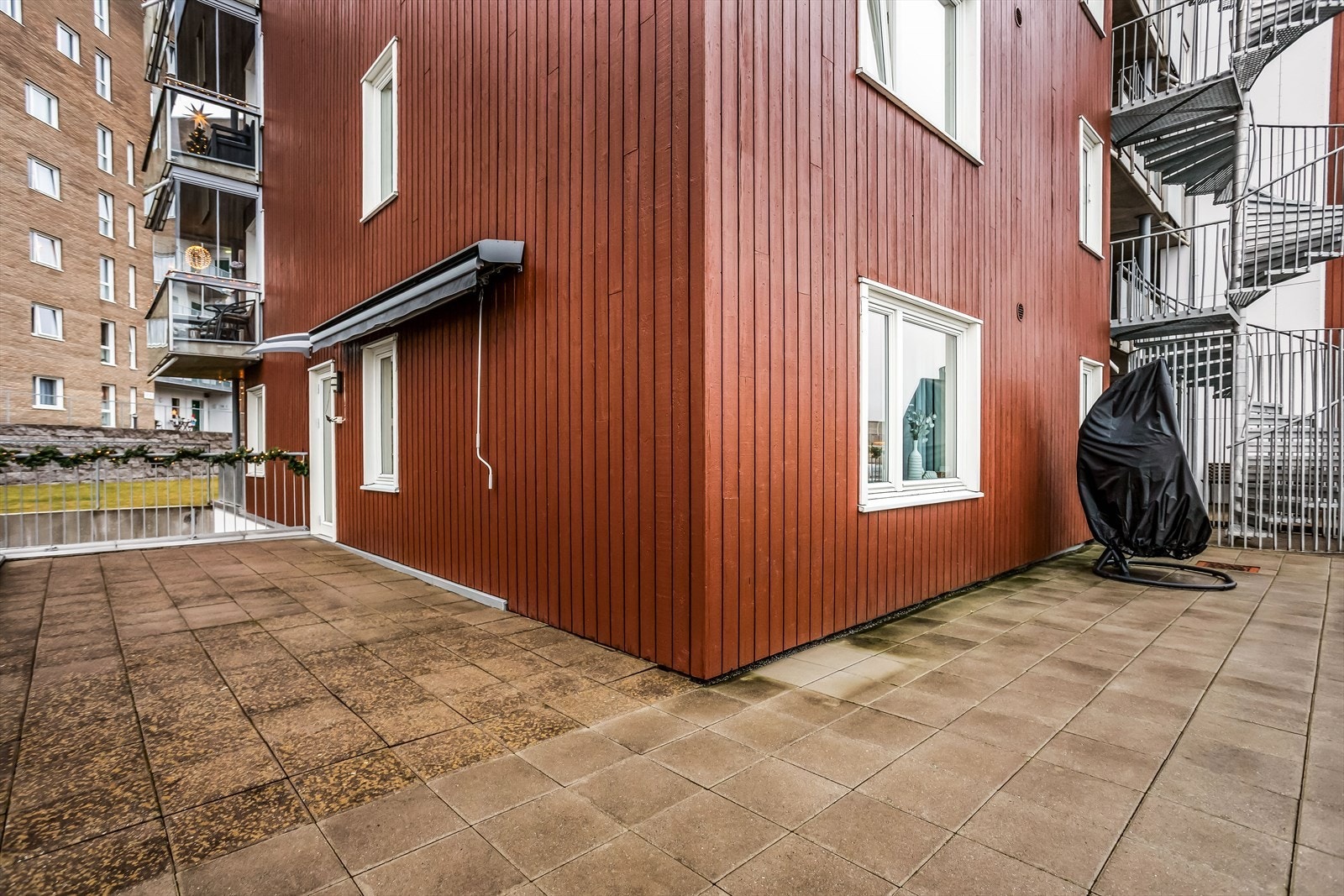 Hjørneplassering med god plass utenfor egen balkongdør fra stuen. Galleribilde