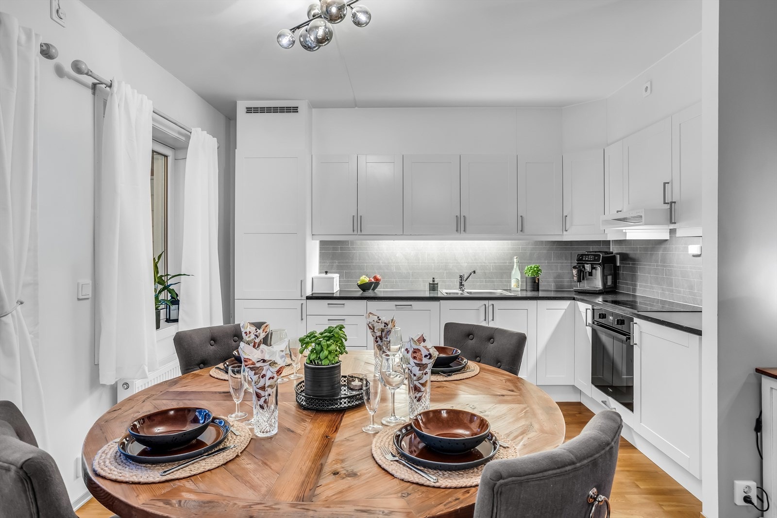 Kjøkkenet har en praktisk hjørneløsning med gode arbeidsflater. Galleribilde