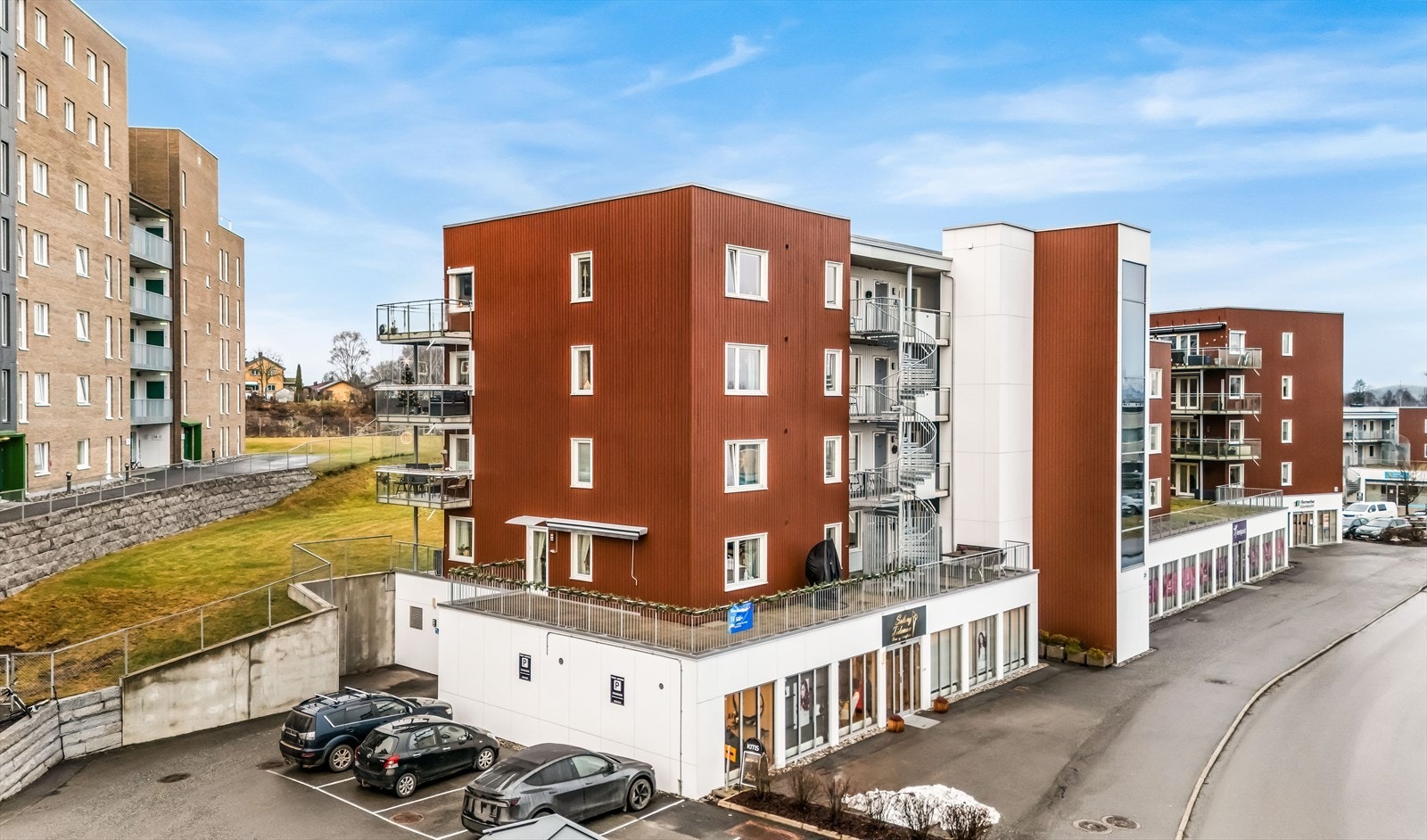 Oversikt over bygningsmassen og parkeringsmuligheter. Galleribilde