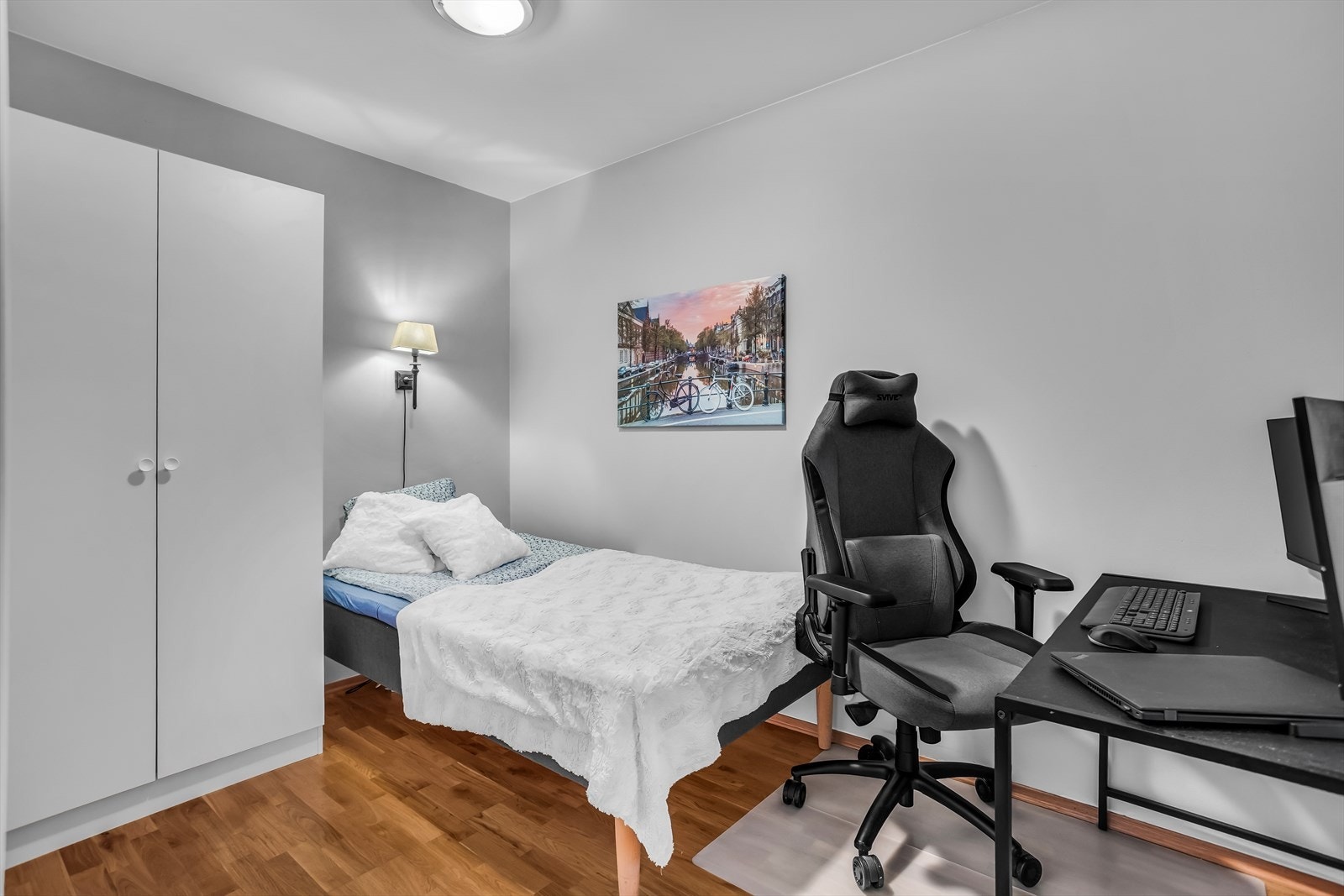 Det andre soverommet egner seg godt som barnerom, gjesterom eller kontor. Garderobeskap medfølger. Galleribilde