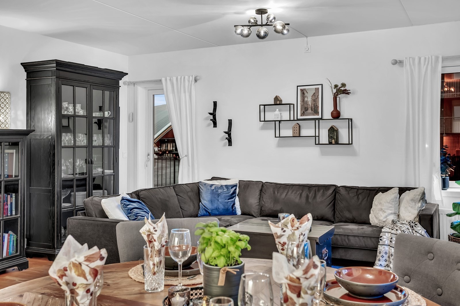 En gjennomtenkt planløsning binder de ulike sonene i allrommet sammen. Galleribilde