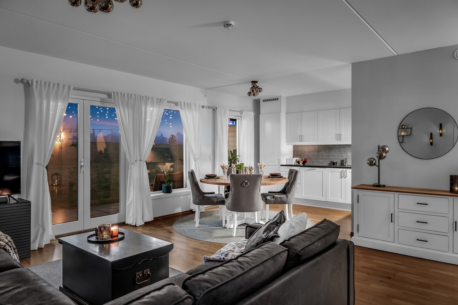 Utsyn mot egen uteplass fra stuen, også etter mørkets frembrudd. Galleribilde