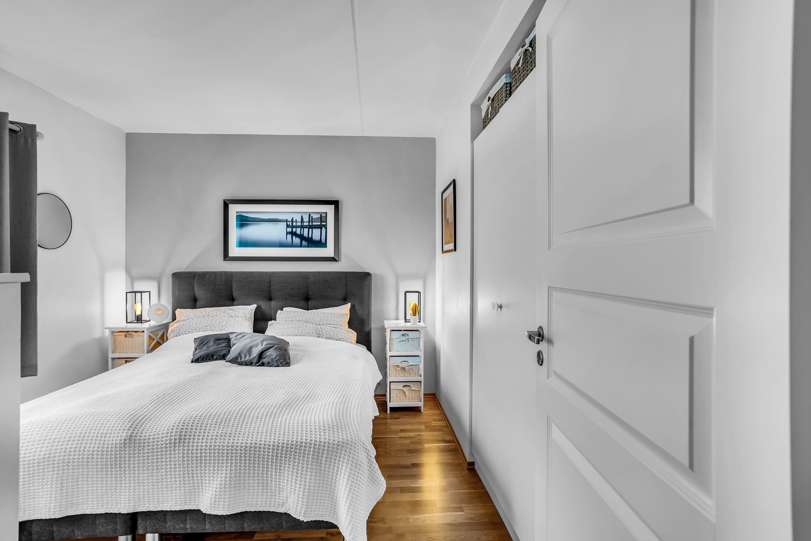 Hovedsoverommet er romslig med plass til dobbeltseng og nattbord. Galleribilde