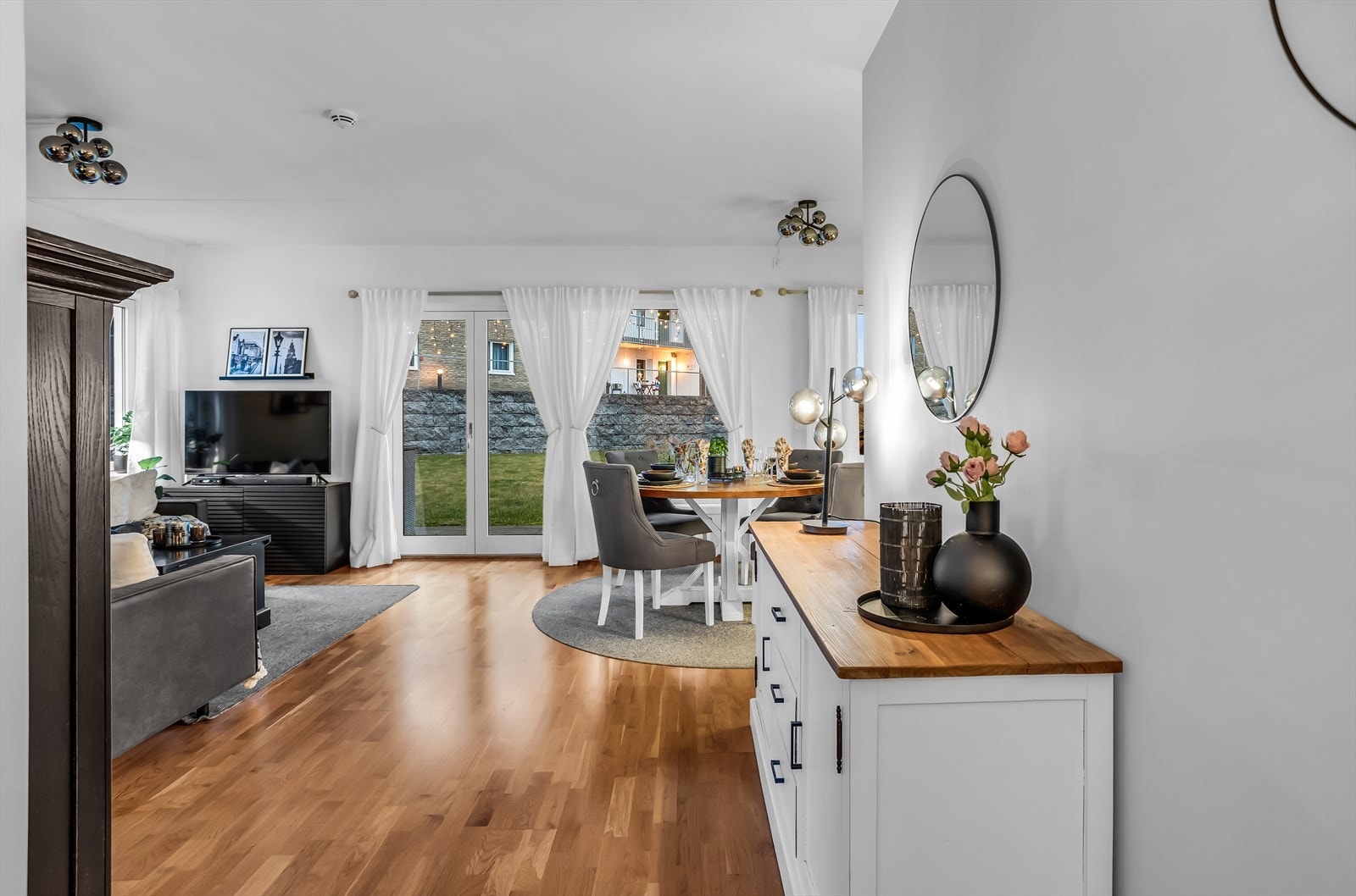 Den åpne planløsningen gir fleksible møbleringsmuligheter. Galleribilde