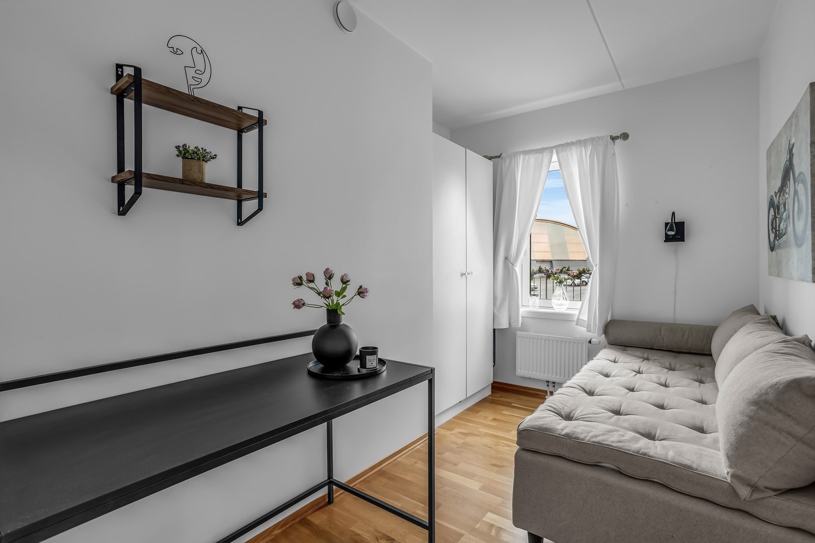 Rommet kan enkelt innredes som for eksempel et hjemmekontor. Garderobeskap medfølger. Galleribilde