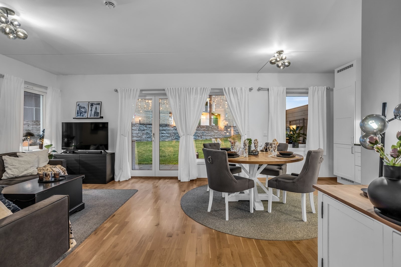 Rommet er enkelt å innrede med soner for både avslapning og sosiale sammenkomster. Galleribilde