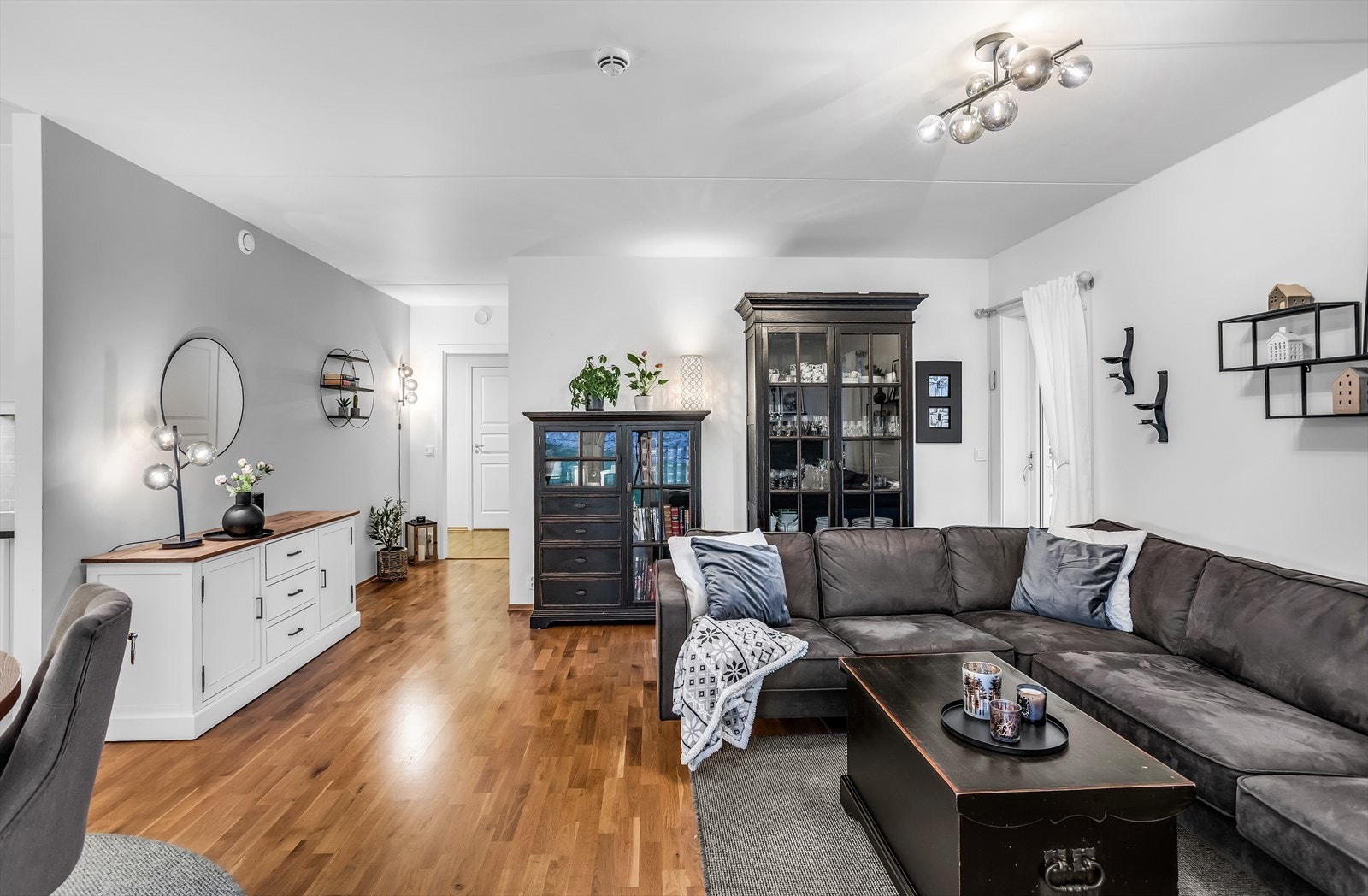 Gjennomgående eikeparkett på gulv gir et helhetlig og lunt preg. Galleribilde