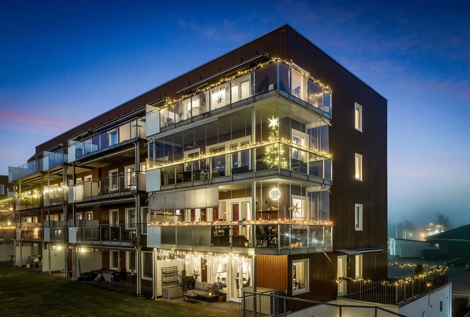 Fasadebelysning og lys fra leilighetene skaper en trygg og hyggelig atmosfære. Galleribilde