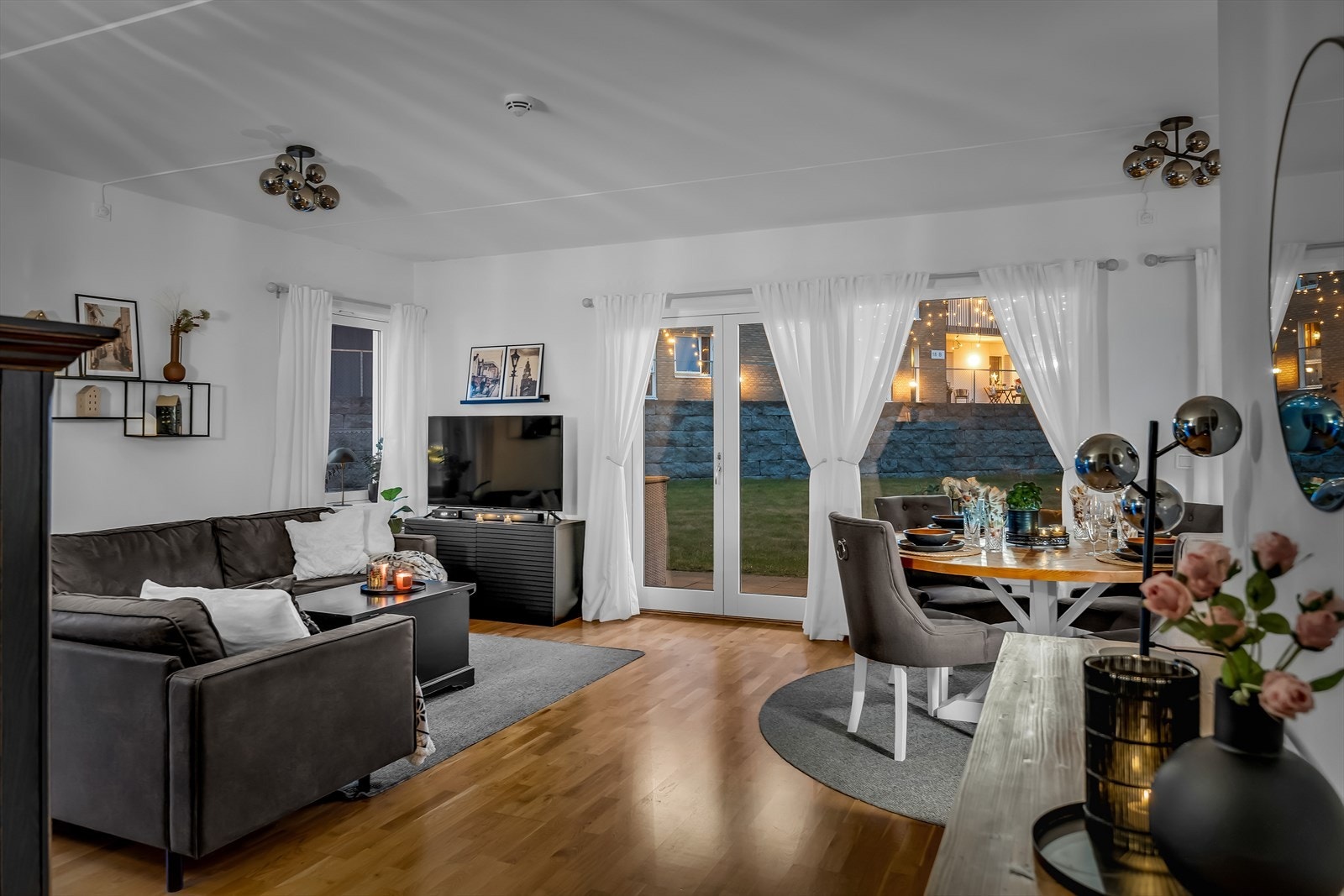 På kveldstid skaper belysningen en behagelig atmosfære i rommet. Galleribilde