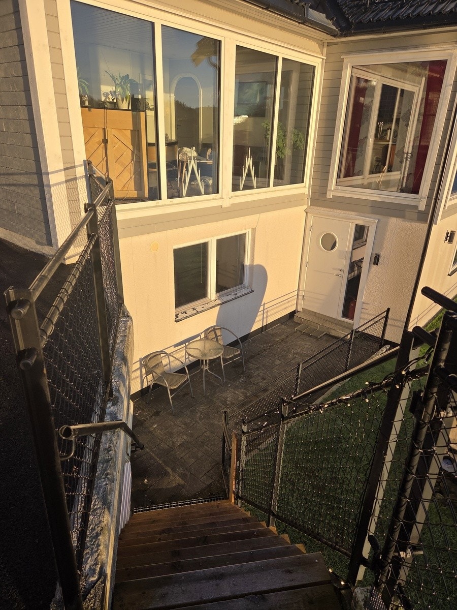 Uteplass og inngang Galleribilde