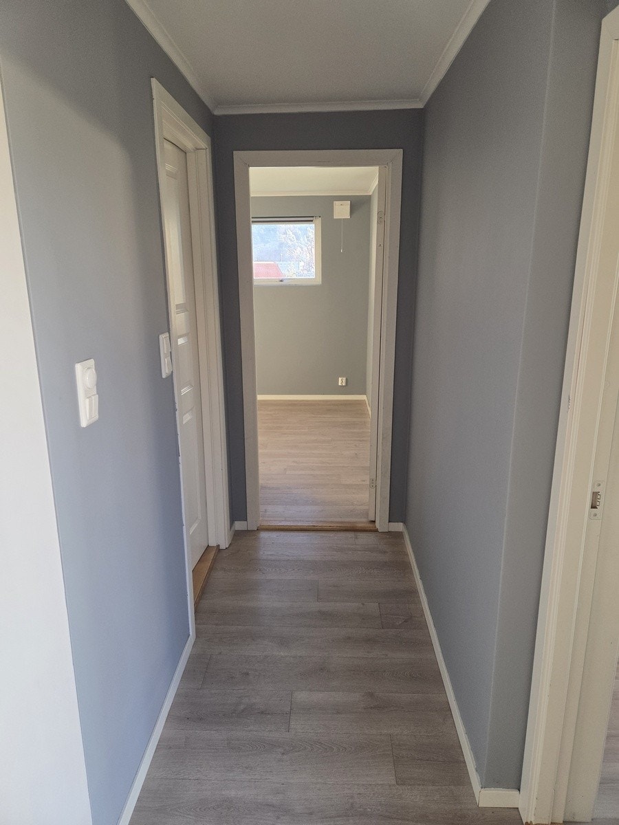 Gang til lillesoverom høyre, hovedsoverom rett frem og bad venste Galleribilde