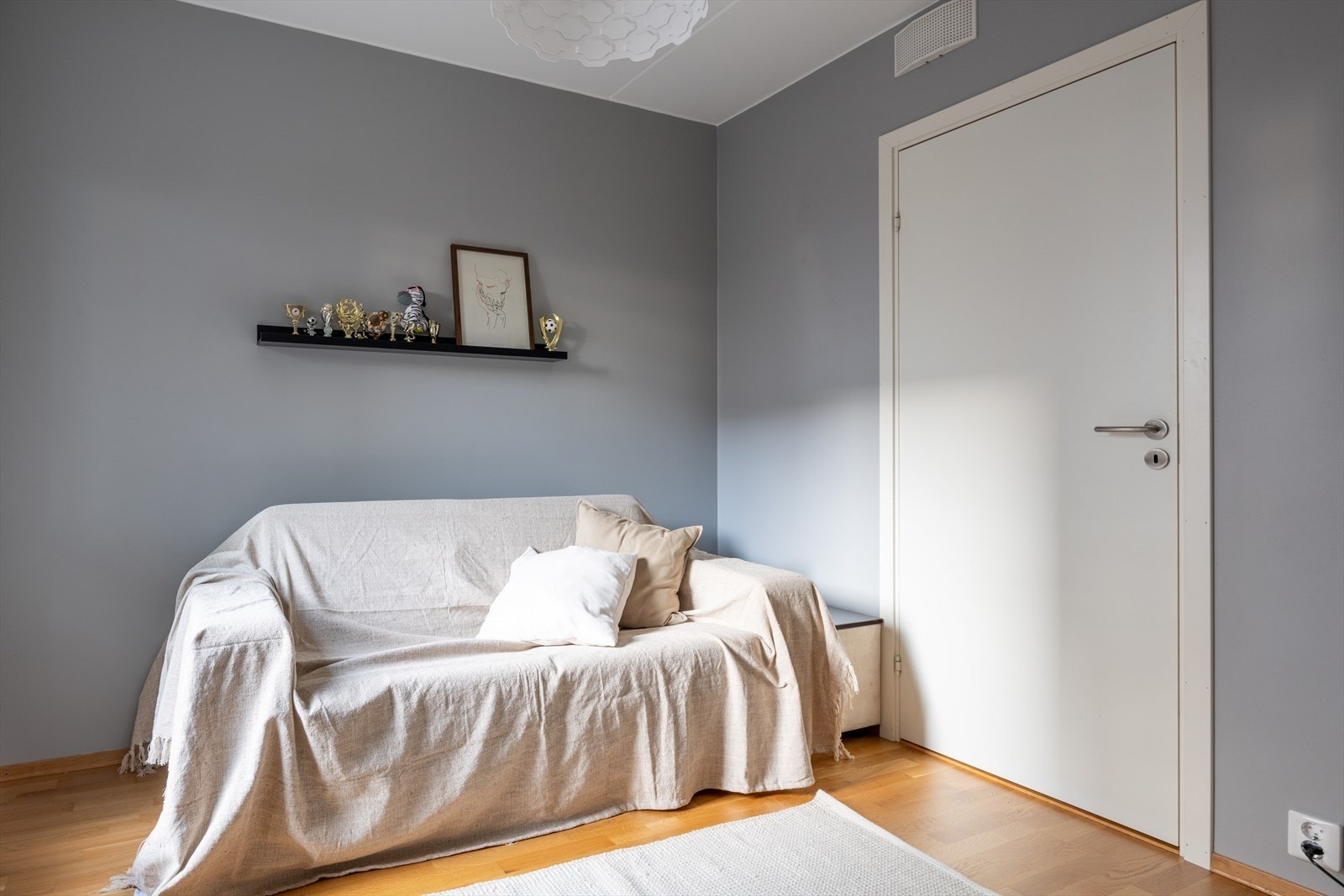 Soverom 3 i tilknytning til bod. Enkelte har valgt å gjøre om bod til walk-in garderobe ved å ta bort deler av veggen. Dette skaper en meget luftig atmosfære i rommet. Galleribilde