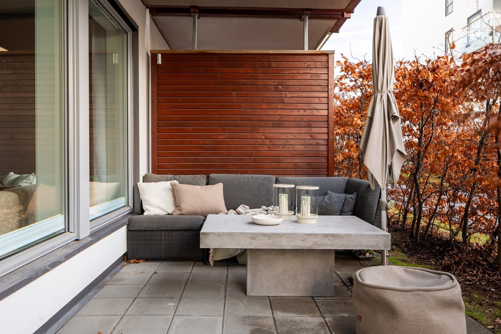 Stor og solrik terrasse. Veldig praktisk siden terrassen føles som en egen privat adkomst til leiligheten. Galleribilde