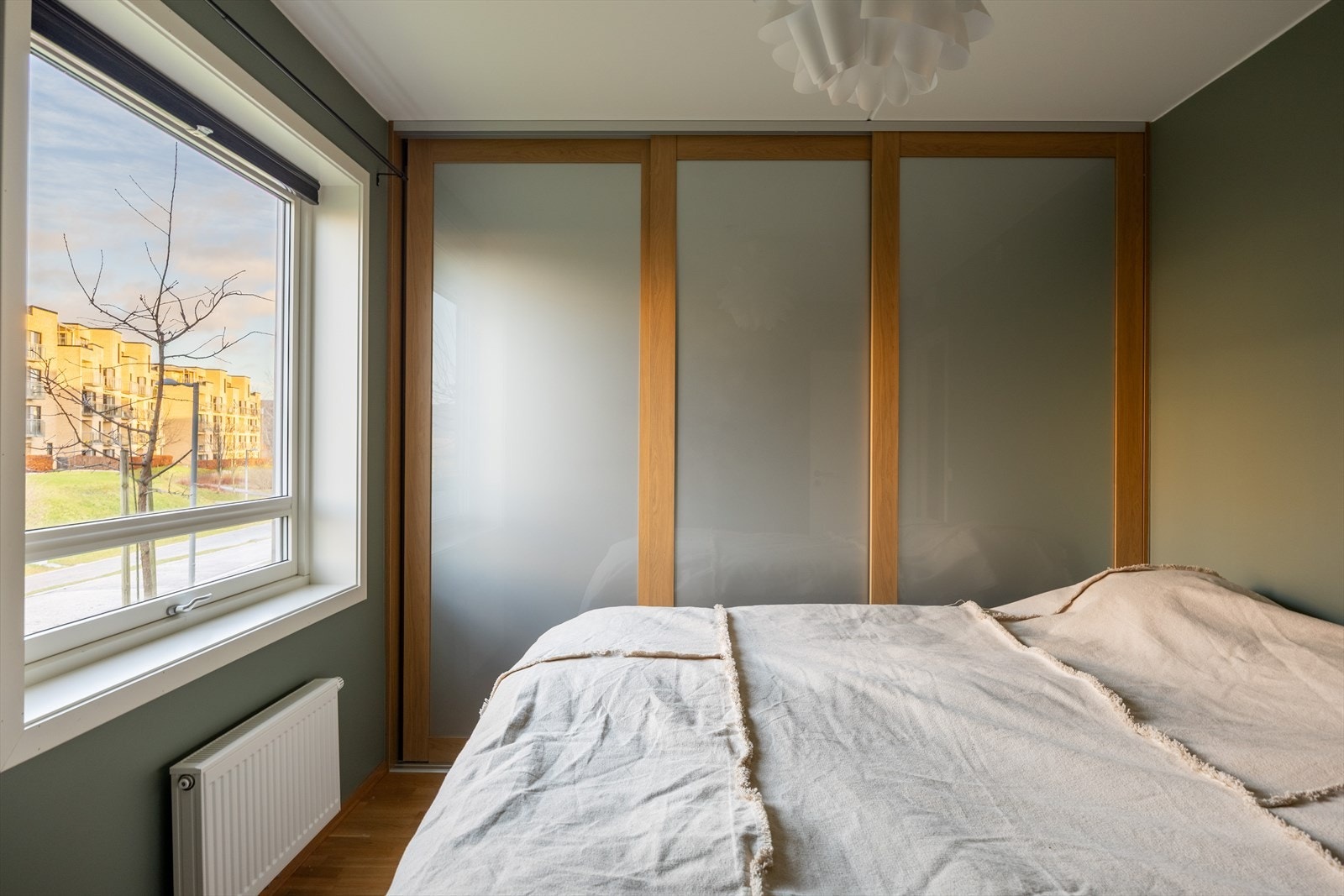 Skyvedørsgarderobe på hovedsoverommet gir effektiv oppbevaring. Galleribilde