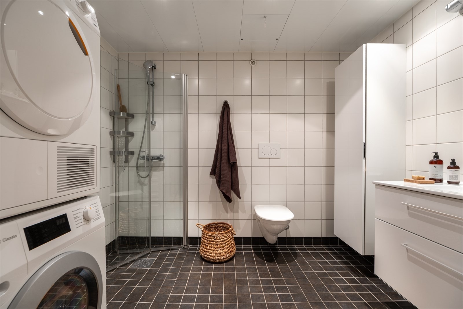 Baderommet er helfliset med elektriske varmekabler. Her er opplegg til vaskemaskin og tørketrommel. Galleribilde