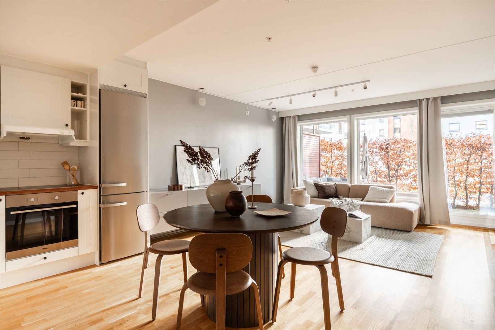 Åpen løsning mellom kjøkken og stue gir fin sammenheng i rommet og god plass til spisestue. Galleribilde