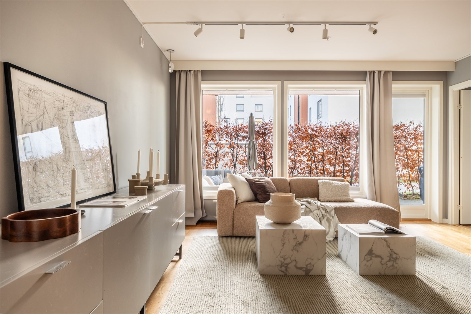 Fra stuen er det enkel tilgang til uteområdet. Det attraktive sameiet kan friste med flotte og barnevennlige fellesarealer. Galleribilde