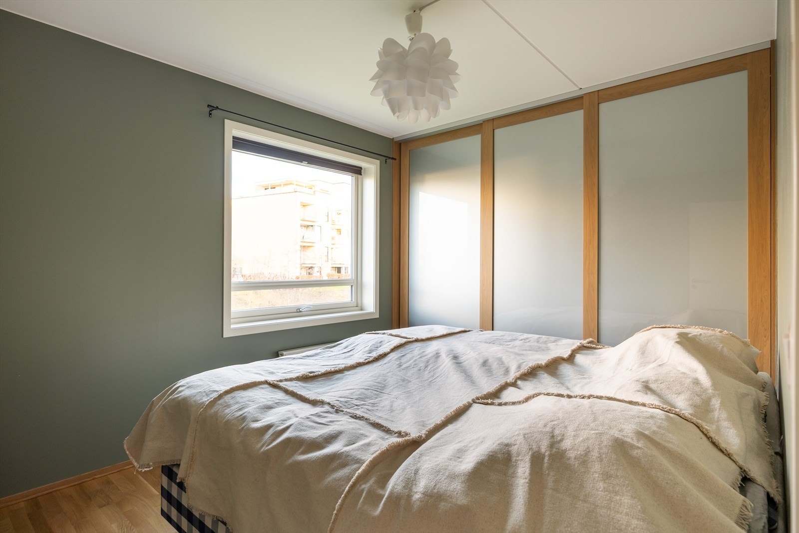 Leiligheten har tilsammen tre romslige soverom som vender ut mot stille fellesområder/park Galleribilde