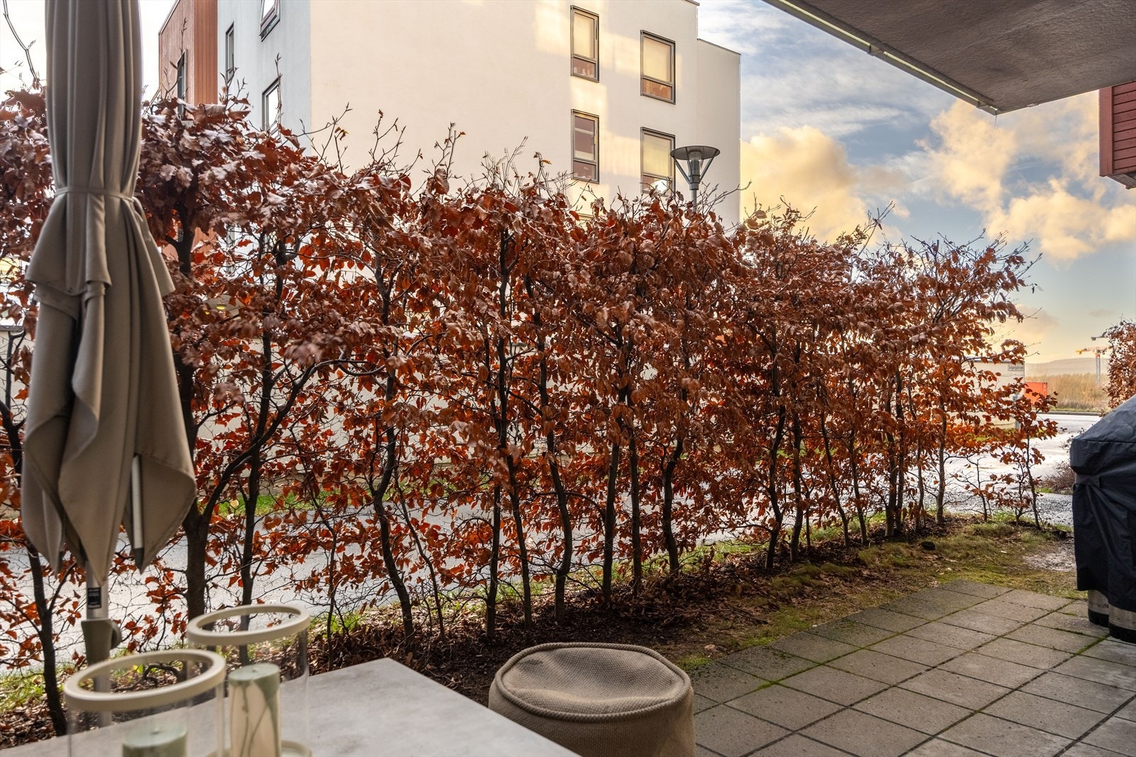 Omkranset av hekk får man god skjerming sommer og vinter. Galleribilde