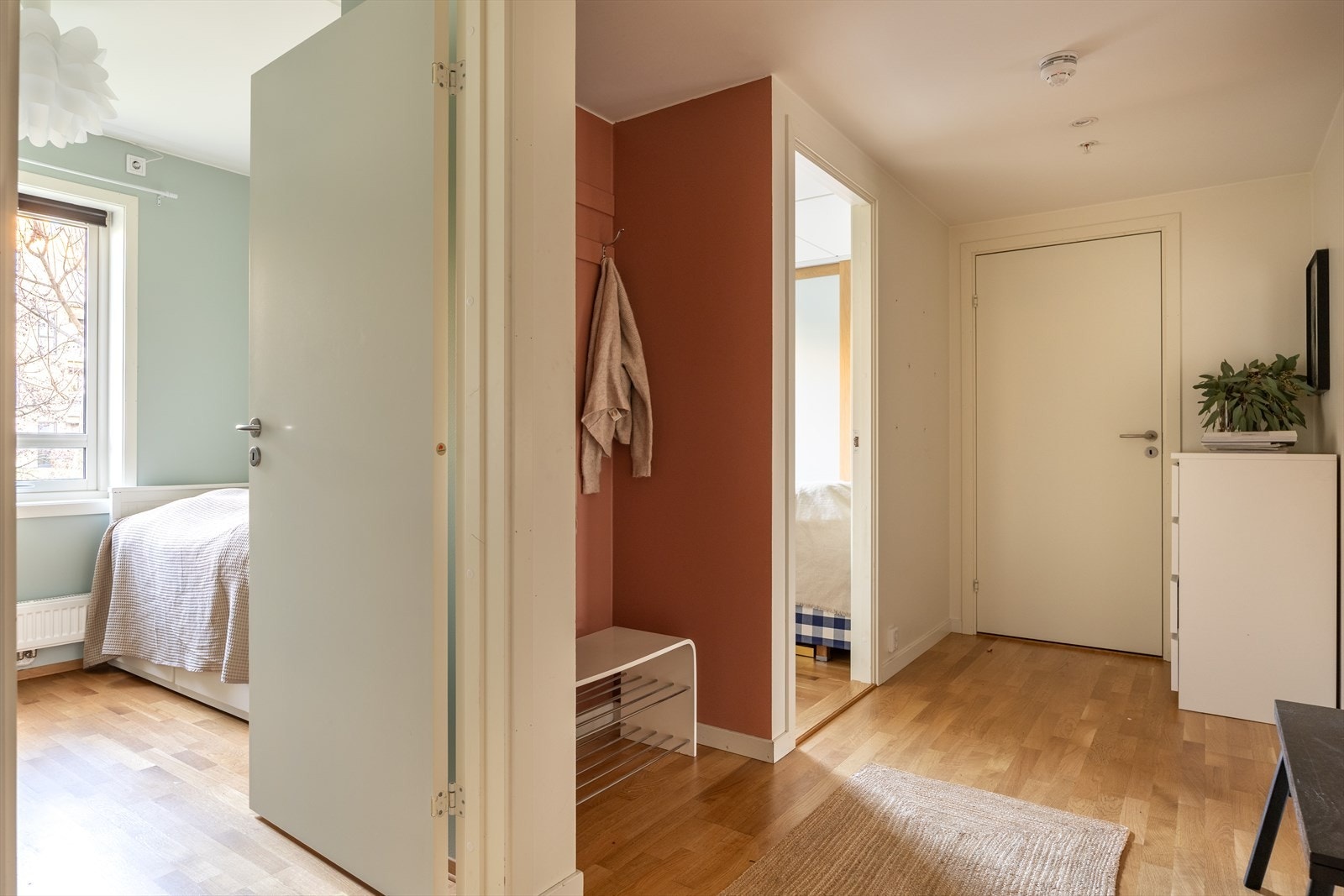 Parkettgulv og malte vegger gir et moderne preg i entréen. Det er god plass til yttertøy og sko og enkel tilgang til soverom. Galleribilde