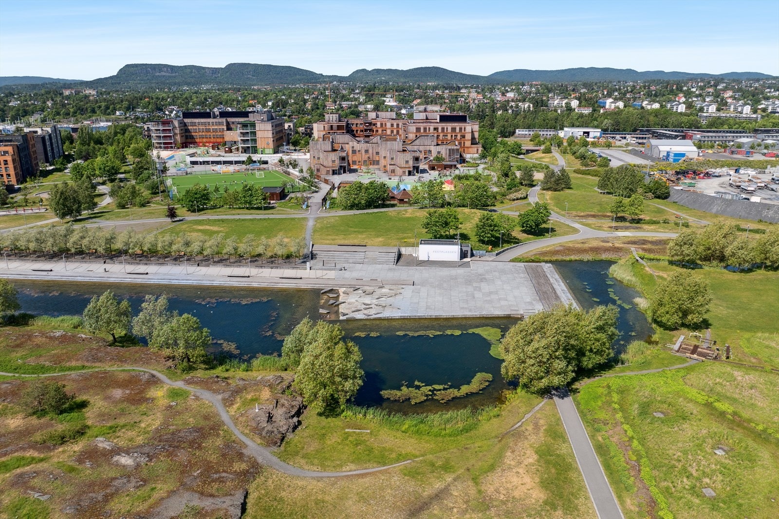 Fra leiligheten er det kort gange til populære Nansenparken med blant annet turstier, vannspeil og volleyballbaner. Galleribilde