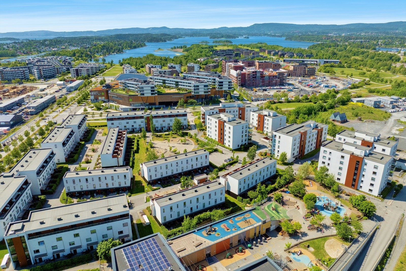 Leiligheten ligger med kort avstand til Fornebu senter og ellers meget sentralt til alt du trenger i hverdagen. Galleribilde