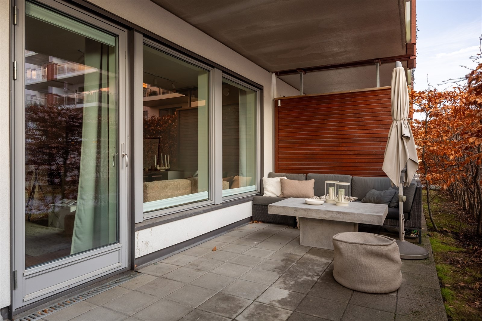 Lun og hyggelig uteplass som er sydvendt og har ettermiddags- og kveldssol. Galleribilde