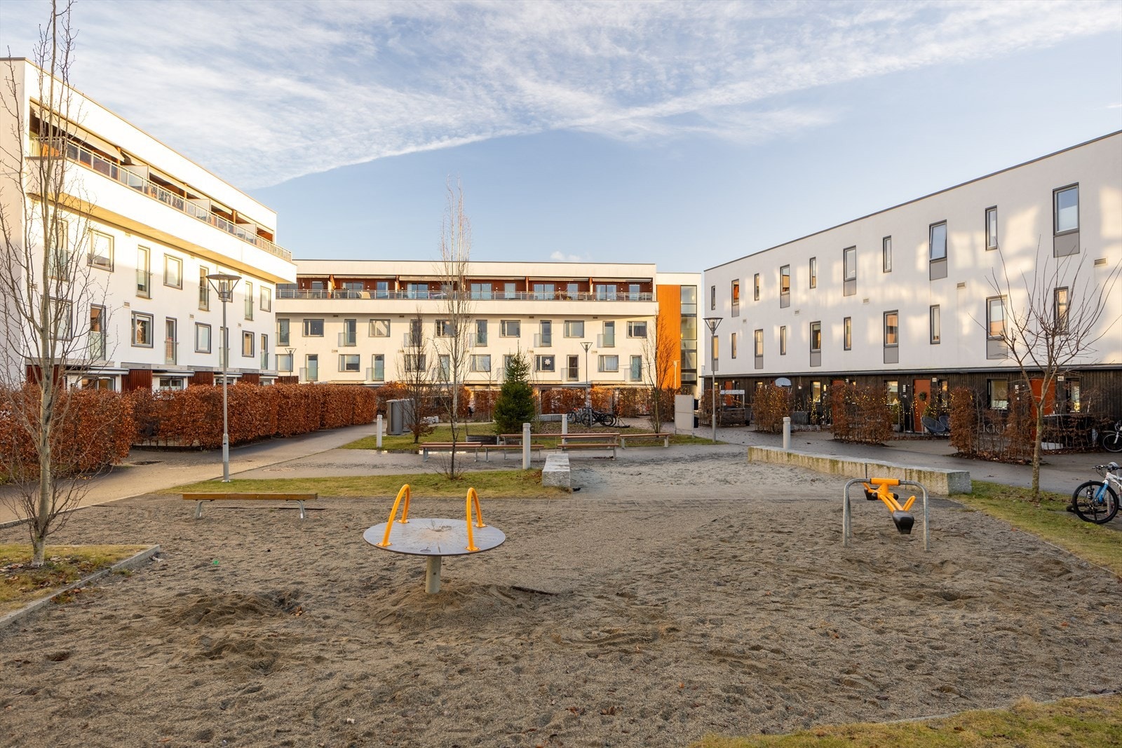 På sameiets fellesområde er det lekeplass og fellesområde med benker som er fint skjermet inne i tunet. Galleribilde