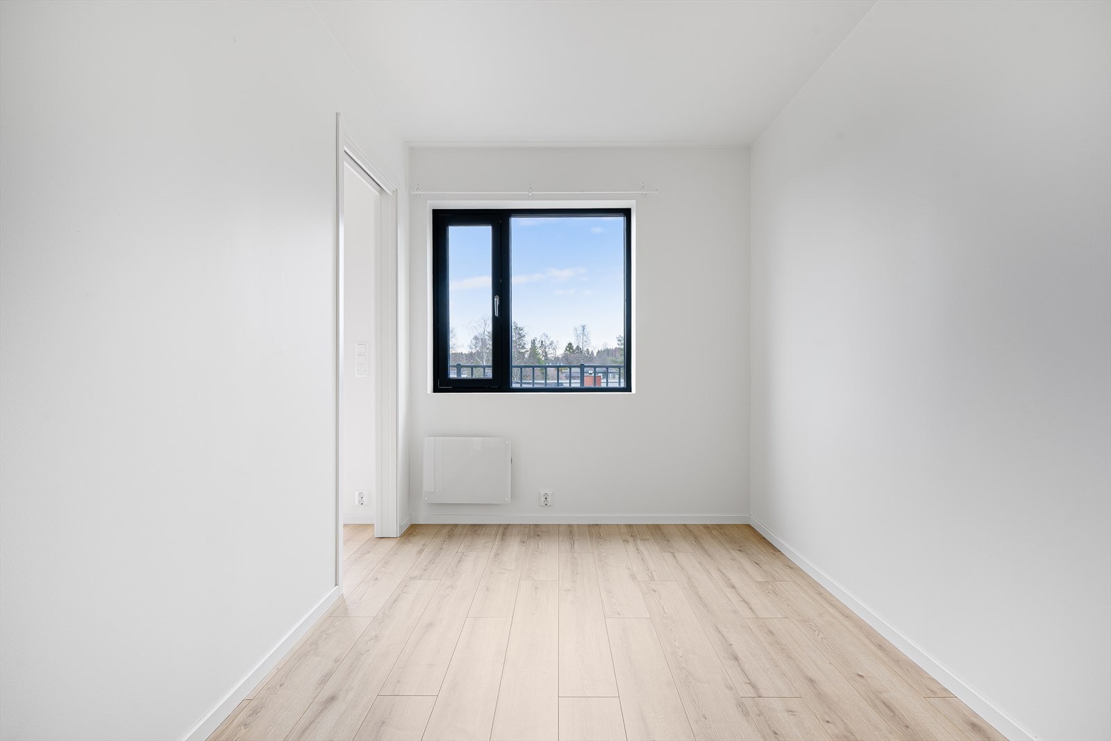 Fra entreen og inn til hovedsoverommet har man to skyvedører. Galleribilde