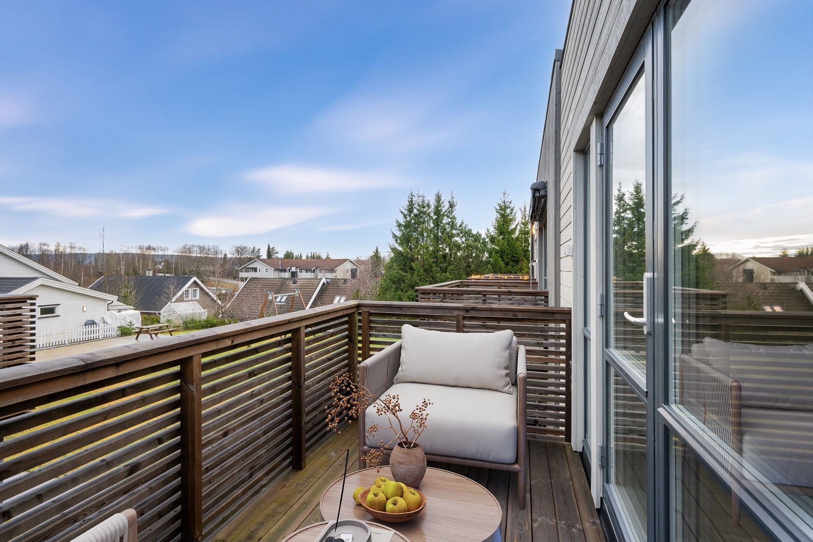 Balkongen vender ut mot sameiets fellesområde. Digitalt møblert. Galleribilde