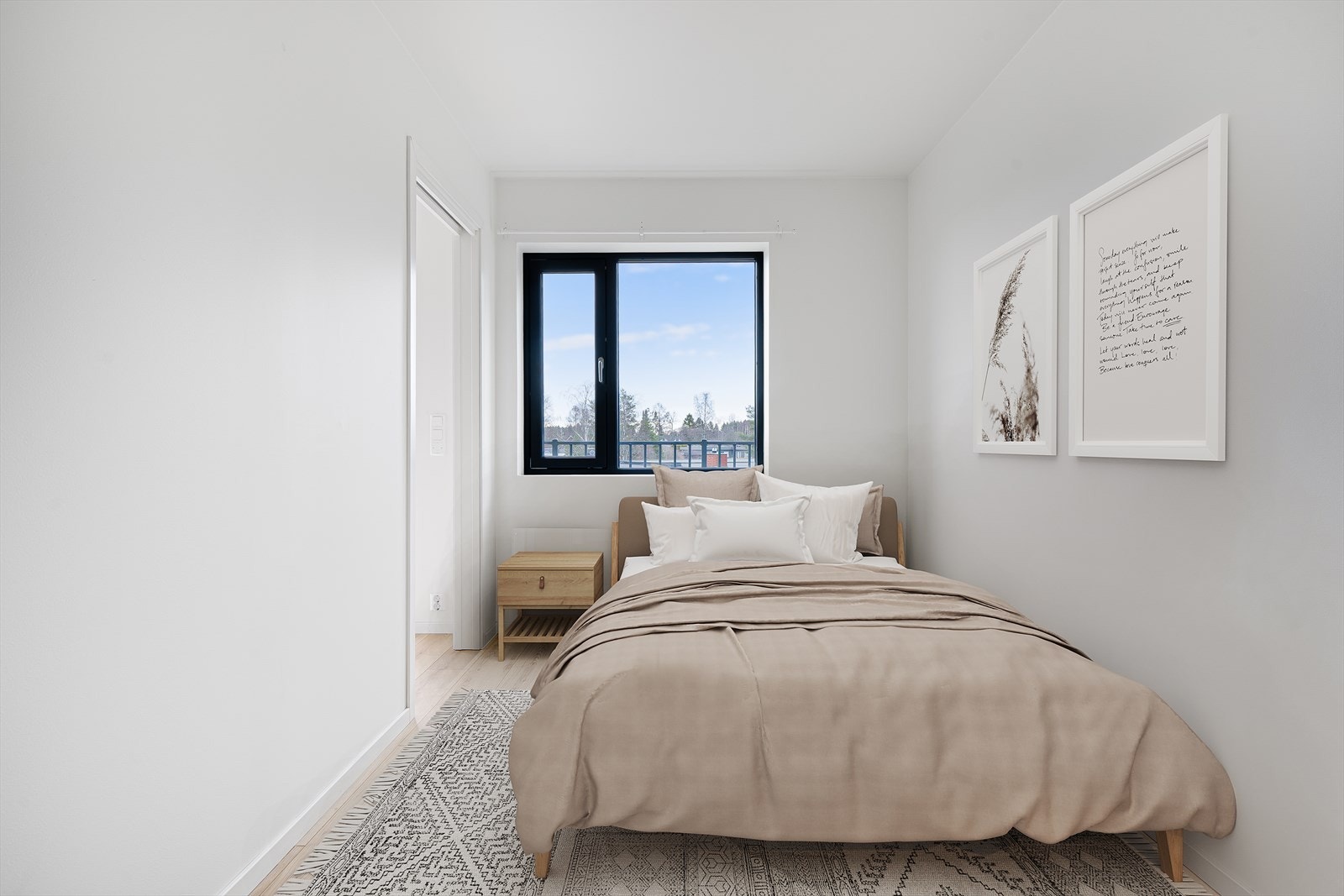 Hovedsoverommet har god plass til dobbeltseng og tilhørende møblement. Digitalt møblert. Galleribilde