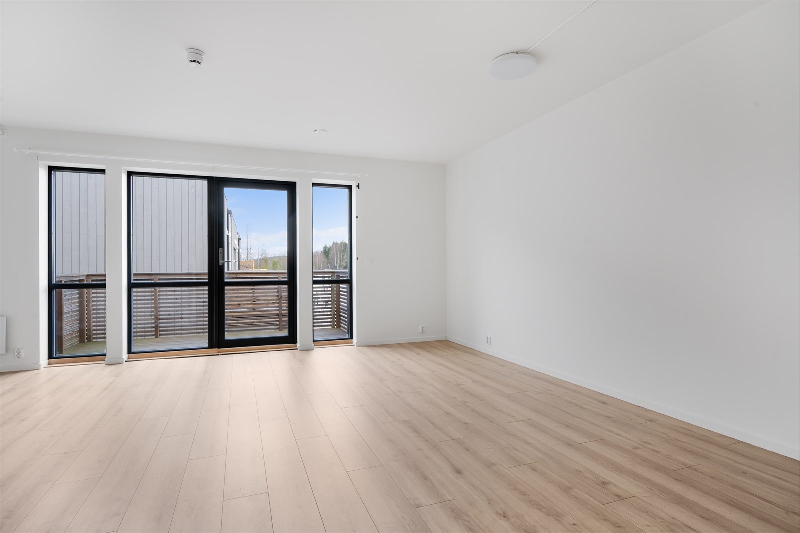 Fra stuen er det utgang til balkong. Galleribilde