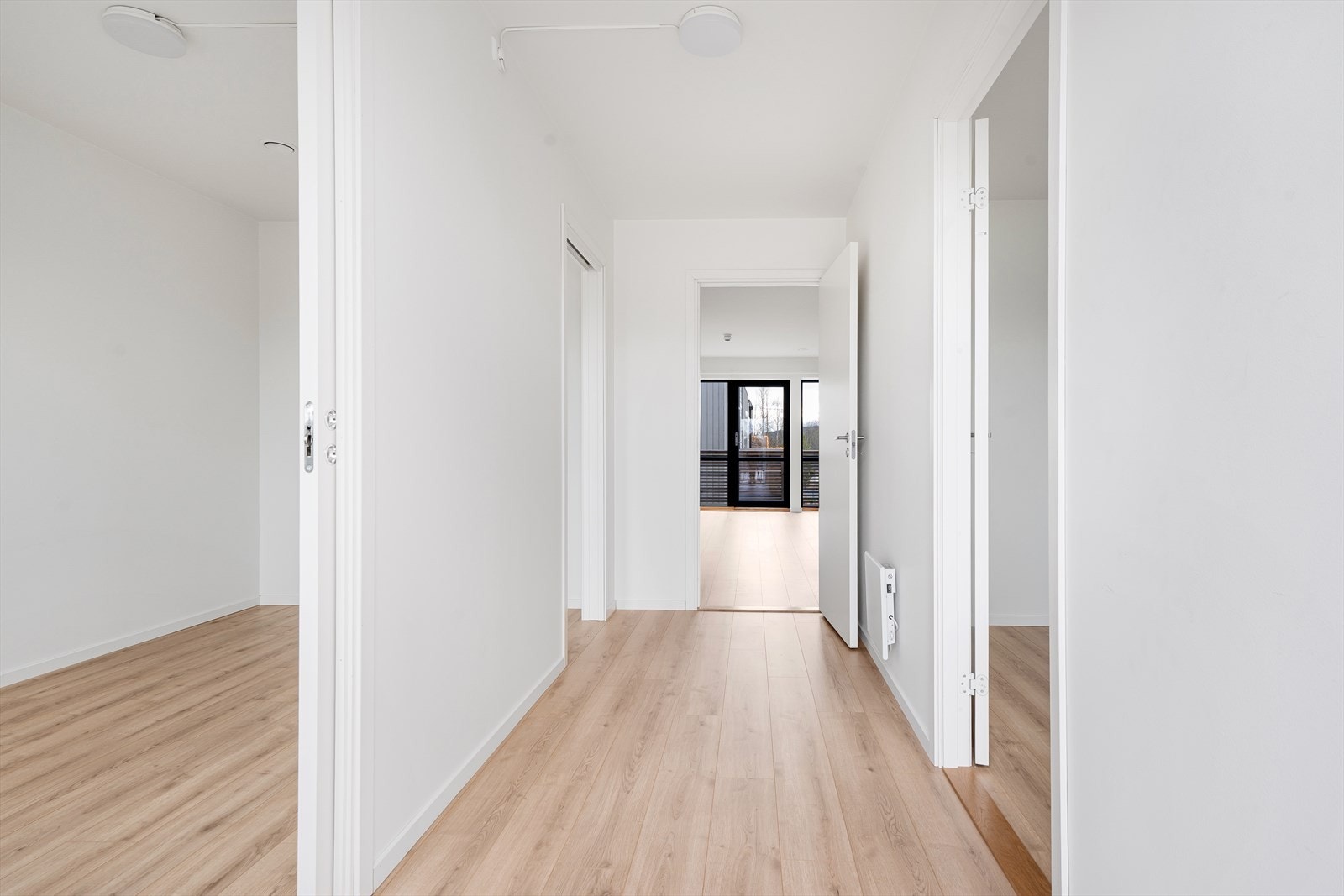 Leiligheten har adkomst fra svalgang og man trer inn i en lysmalt entré. Galleribilde