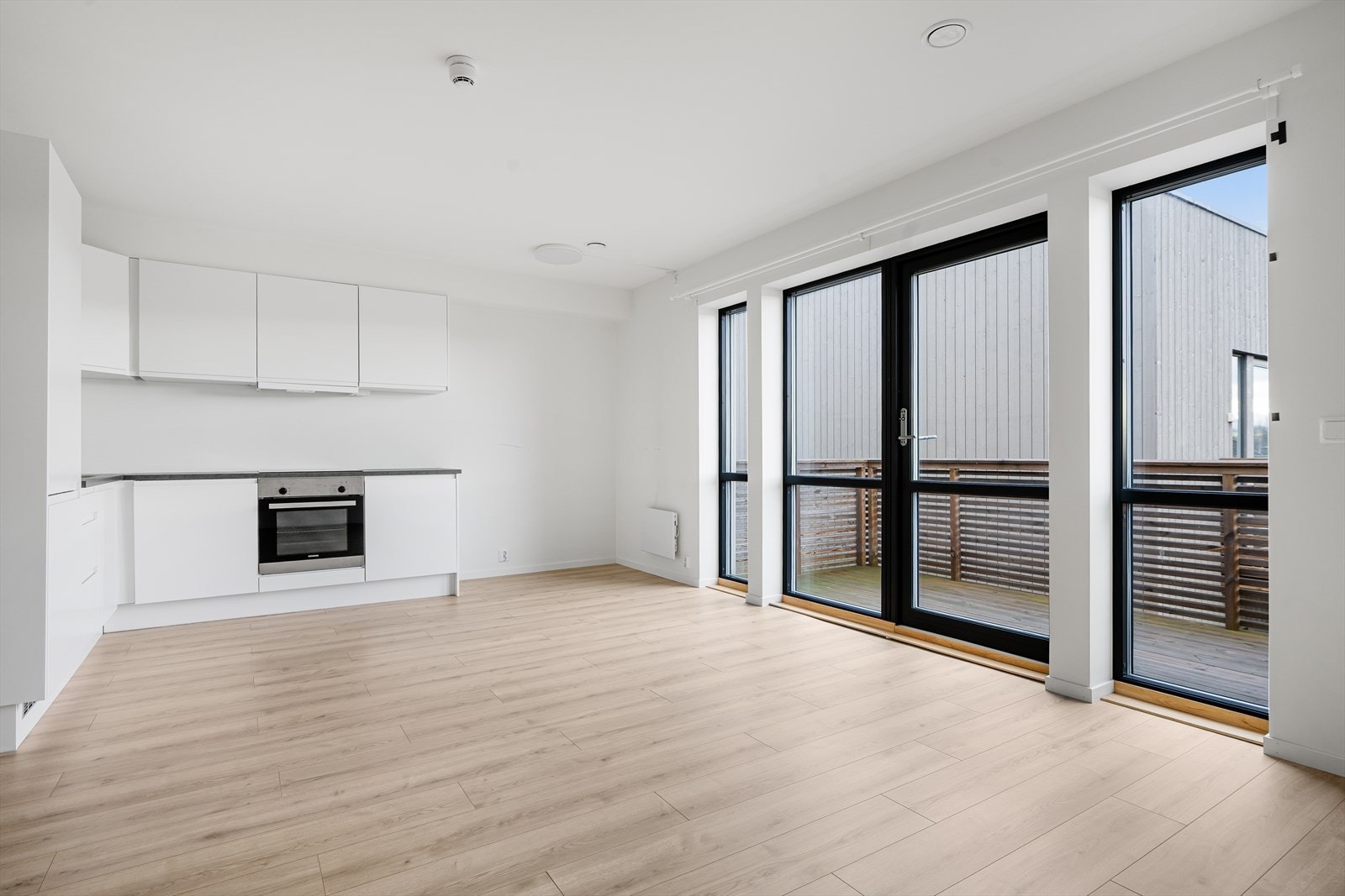 Åpen kjøkken/stue med store vindusflater. Galleribilde