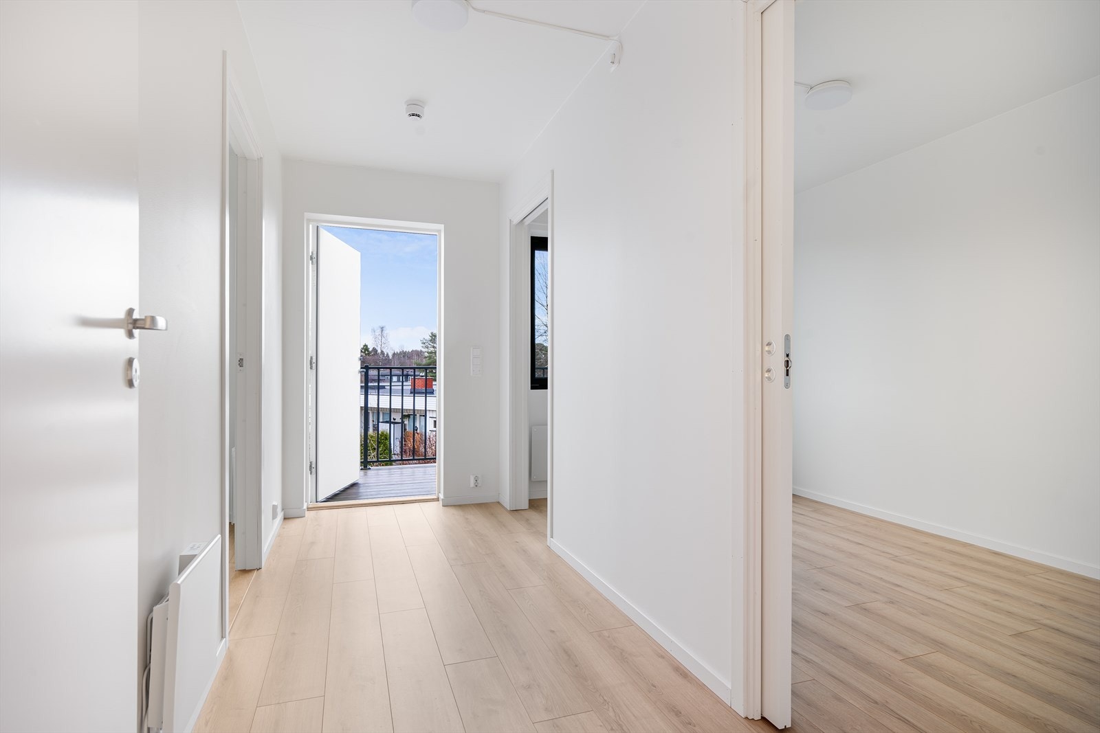 Her er det plass til oppbevaringsmøblement og man har adkomst til leilighetens soverom. Galleribilde