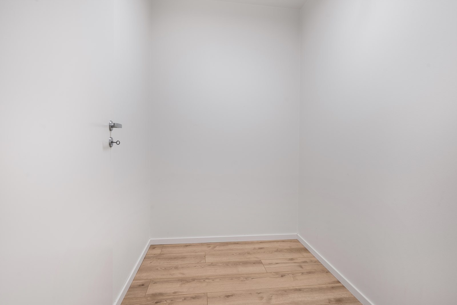 Leiligheten har en innvendig bod og disponerer én sportsbod i felles anlegg. Galleribilde