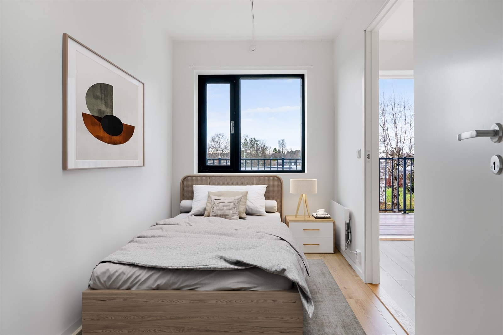 Soverom 2 kan fint benyttes som barnerom, gjesterom eller kontor. Digitalt møblert. Galleribilde