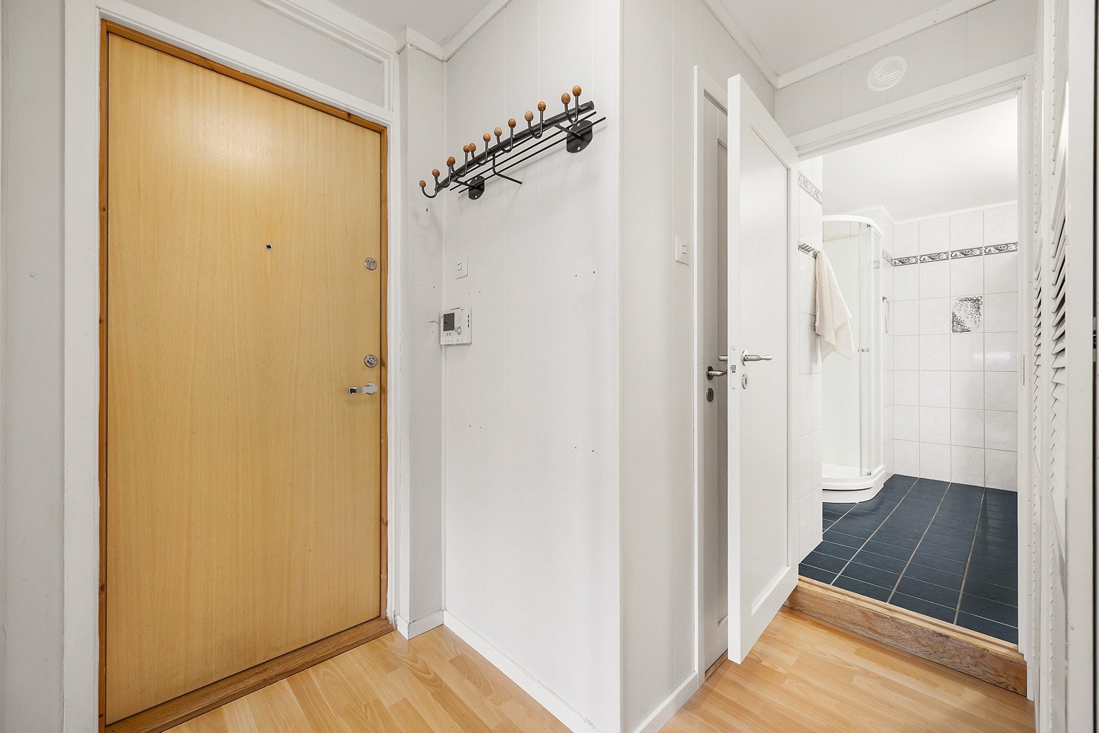 Hall/Entrè med porttelefon og plass til yttertøy Galleribilde