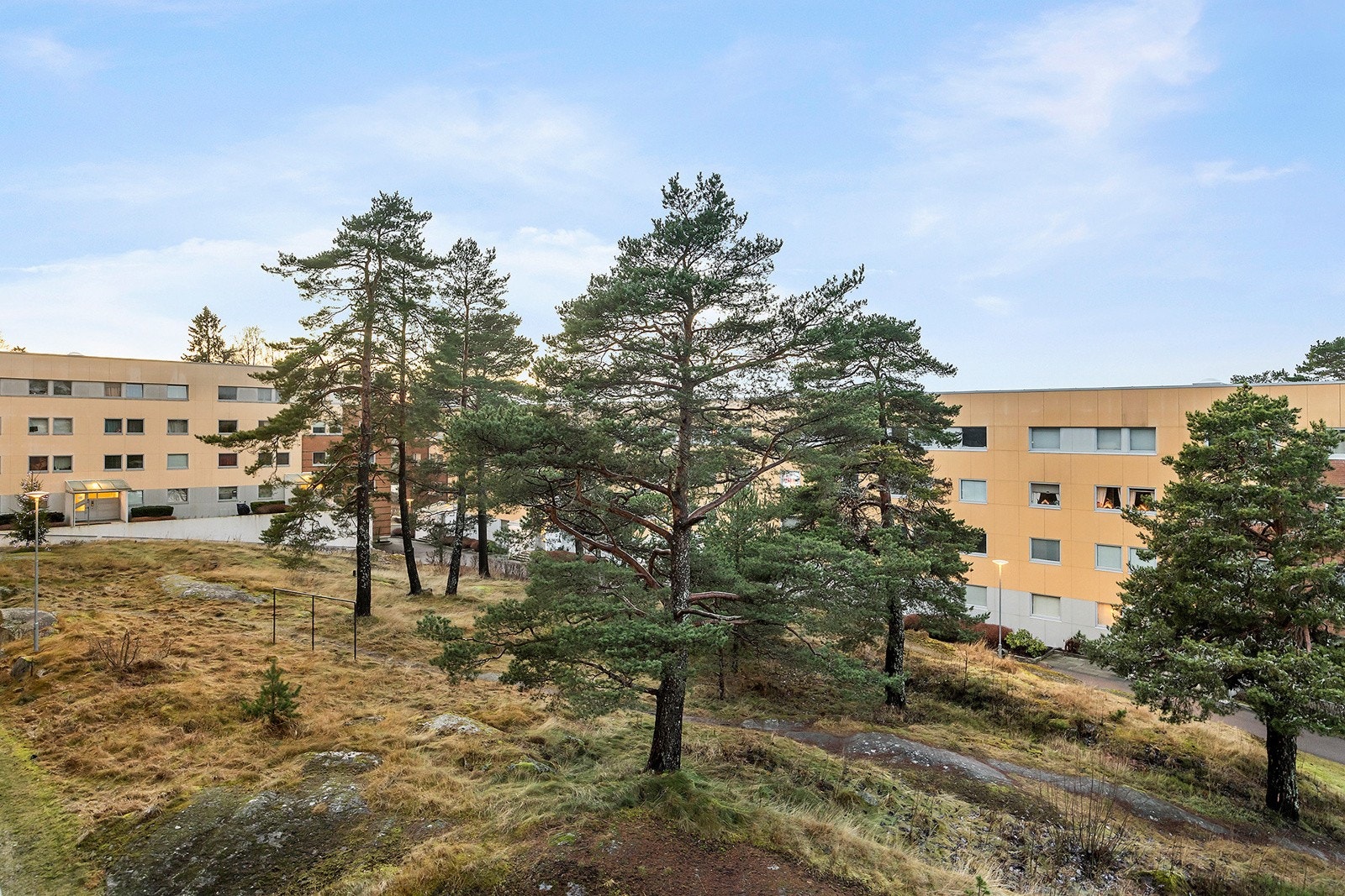 Pent opparbeidet gårdsrom og lekeplasser Galleribilde