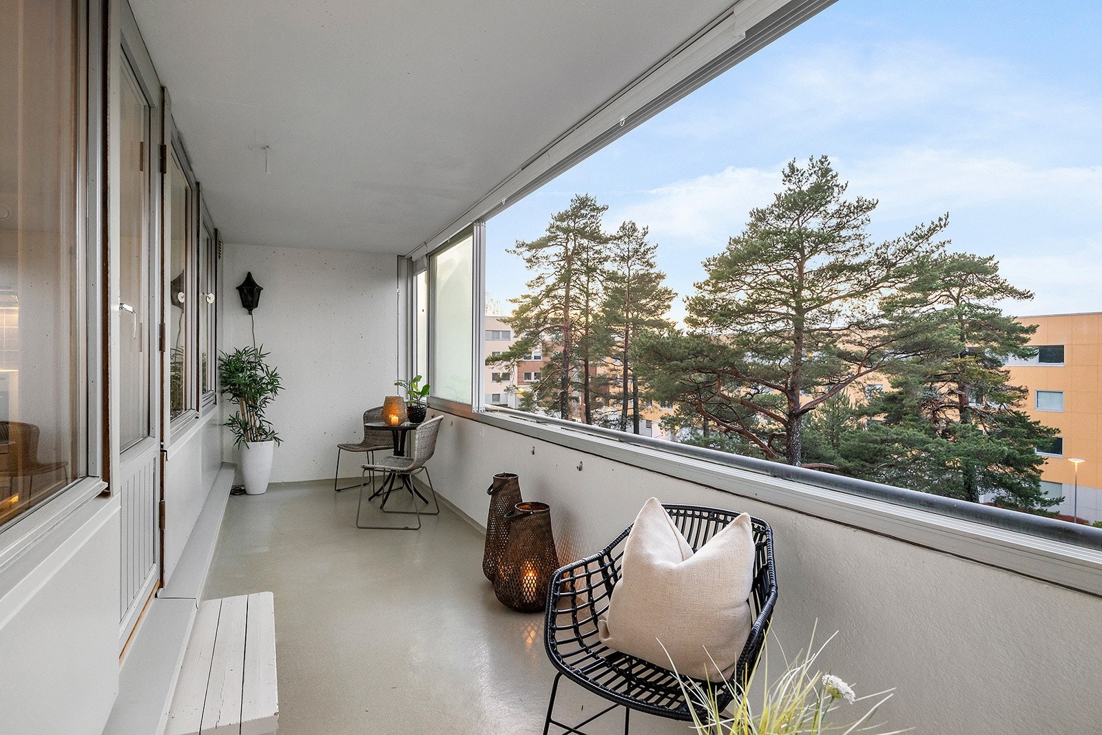 Balkongen er på 13 kvm med utelamper og god plass til sittegrupper Galleribilde