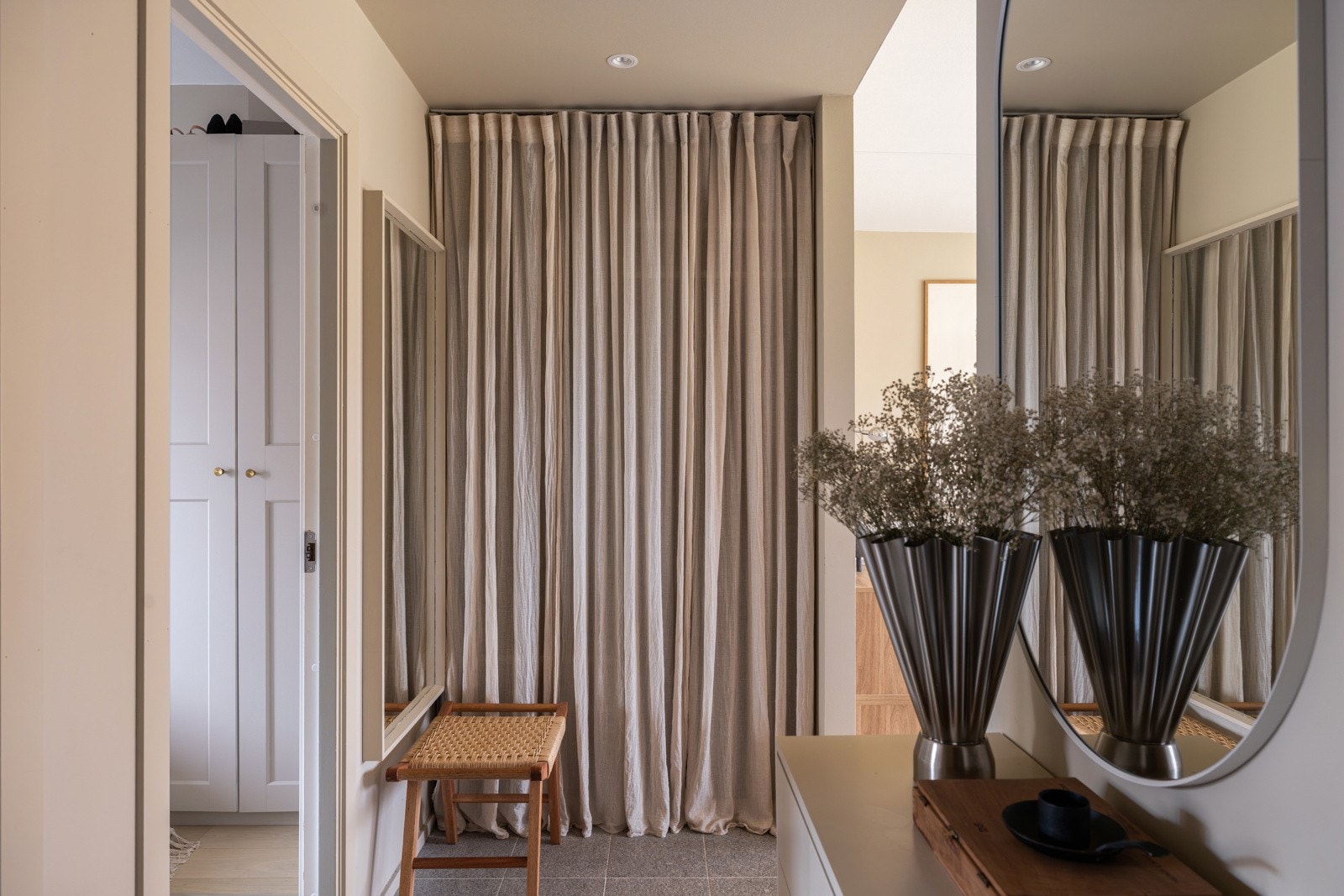 I entréen har du god oppbevaringsplass i plassbygget skyvedørsgarderobe, samt ytterligere plass til oppheng av yttertøy og skoskap. Galleribilde