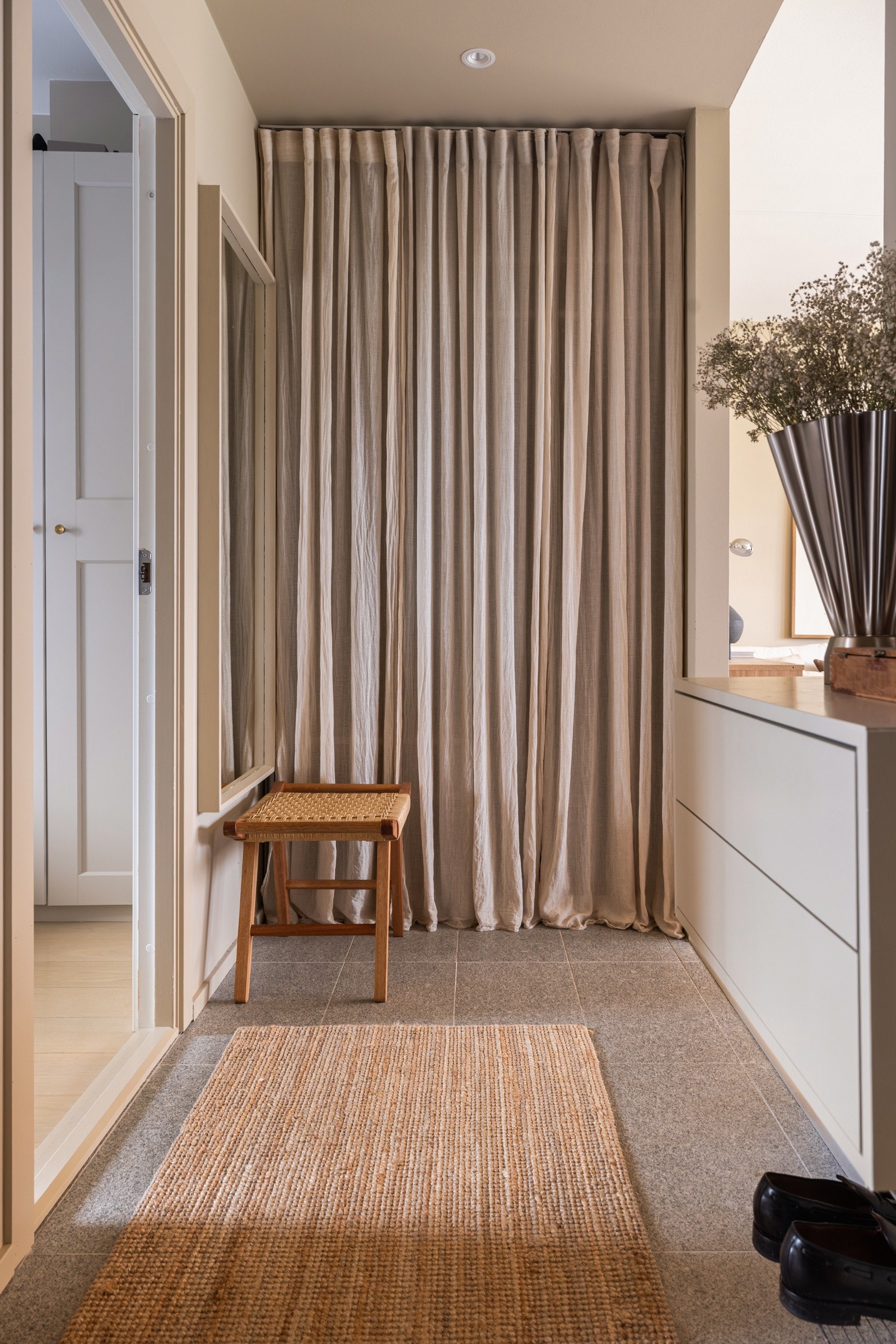 Når du entrer leiligheten får du umiddelbart et positivt inntrykk av den lyse og fine leiligheten med sin gode standard. Galleribilde