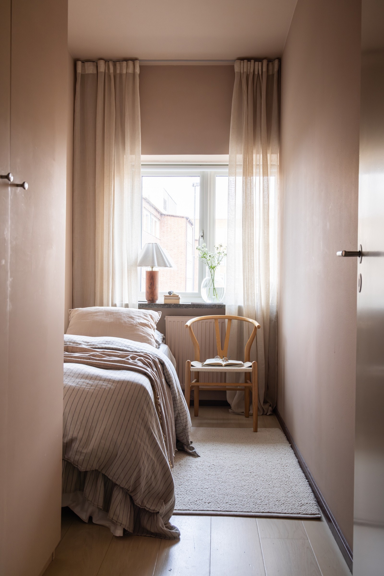 På soverommet har du plass til seng eller kontorpult, samt oppbevaringsplass i medfølgende garderobeskap. Galleribilde