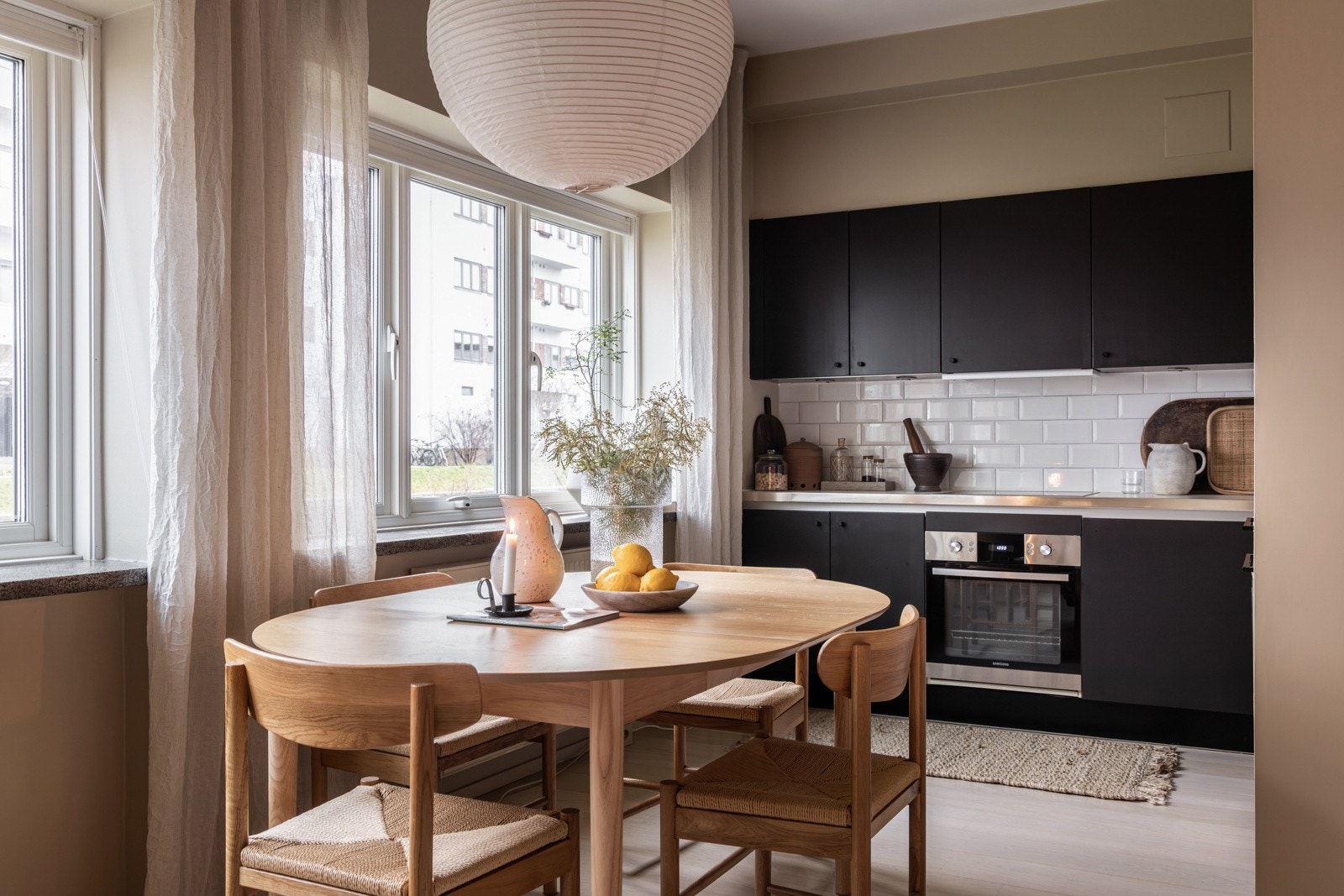 Moderne kjøkkeninnredning med sorte glatte fronter og laminert benkeplate med nedfelt oppvaskkum. Galleribilde