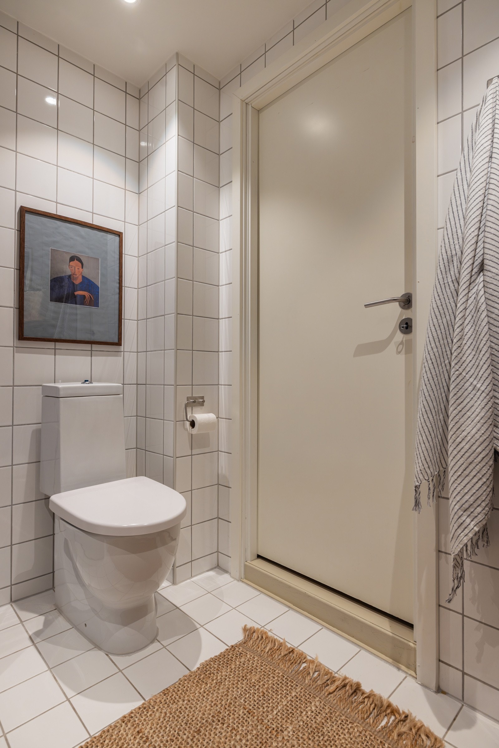 Leiligheten har et lyst og moderne flislagt baderom som ble pusset opp i 2005. Baderommet har lyse fliser på gulv med gulvvarme, lyse fliser på veggene og downlights i himlingen. Balansert avtrekksventil plassert i himling. Galleribilde