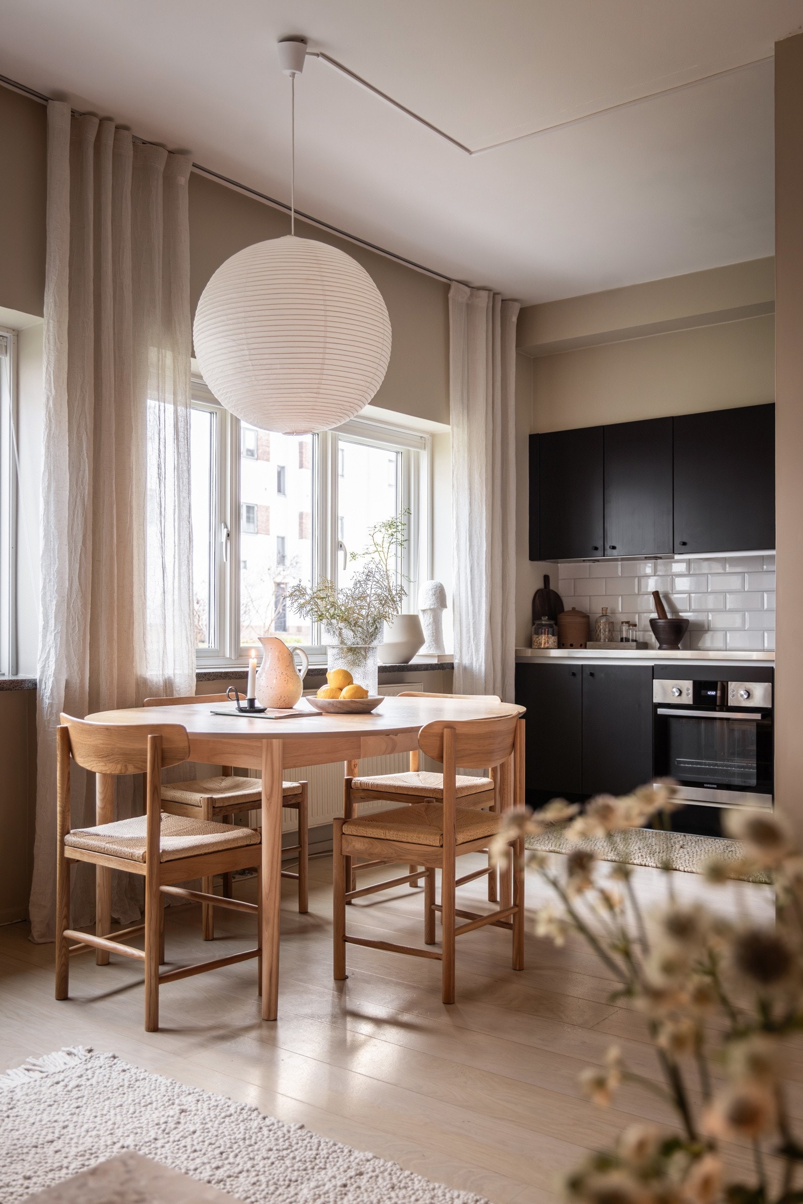 Lysinnslippet sammen med den gode takhøyden på ca. 2,79 meter bidrar til en god og luftig romfølelse. Galleribilde