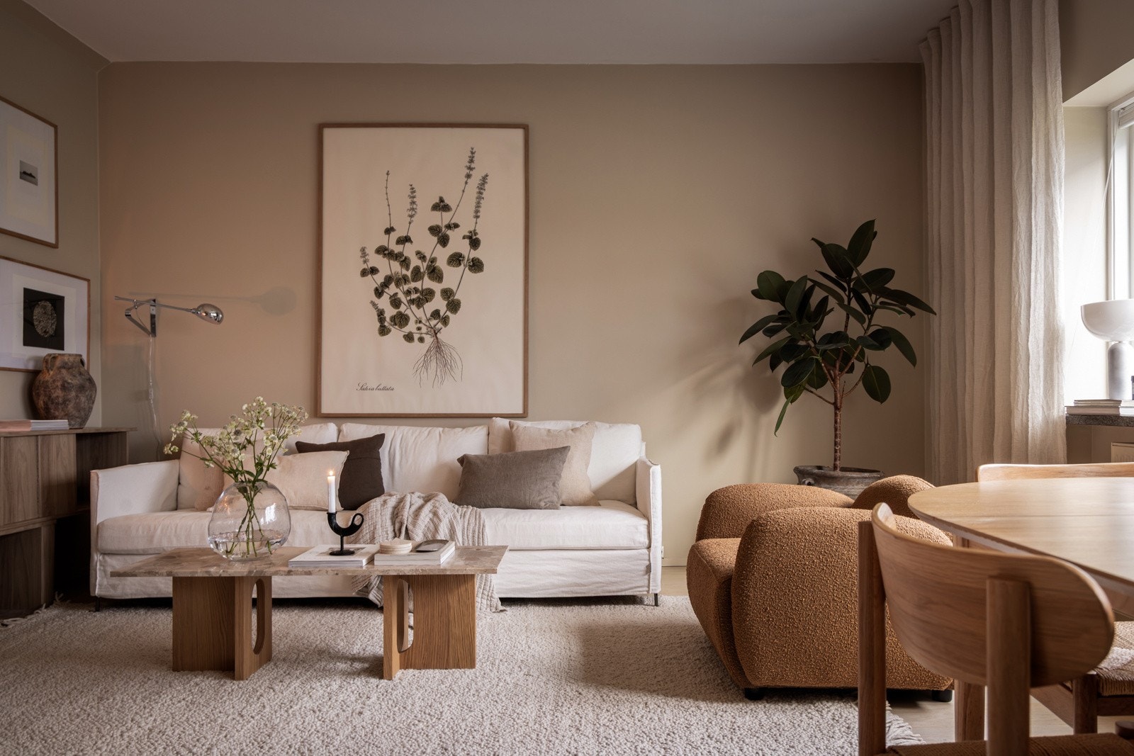 Leiligheten holdes god og lun på vinterstid med fjernvarme til radiatorer. Galleribilde