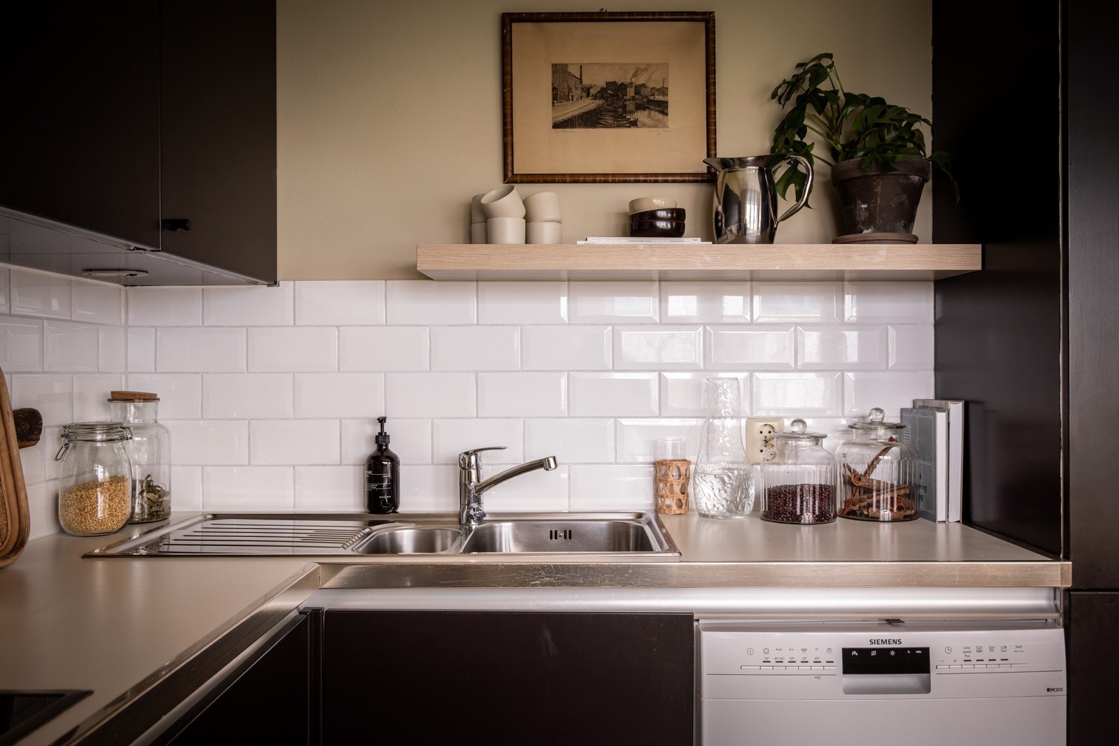 Kjøkkenet er utstyrt med medfølgende hvitevarer som integrert stekeovn fra Samsung, nedfelt induksjonstopp fra Bosch, mekanisk avtrekksvifte, oppvaskmaskin fra Asko og kjøleskap med frysedel AEG. Galleribilde